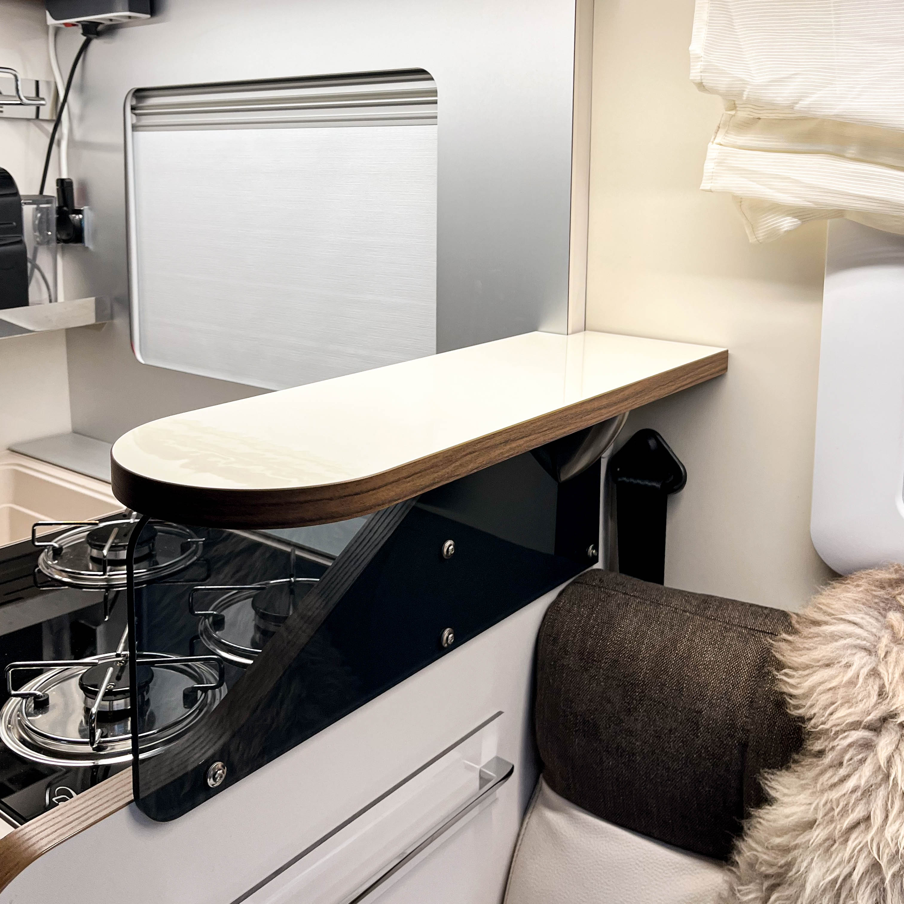 Mobilvetta Krosser and Kea shelf with storage compartment at the kitchen window and face to face