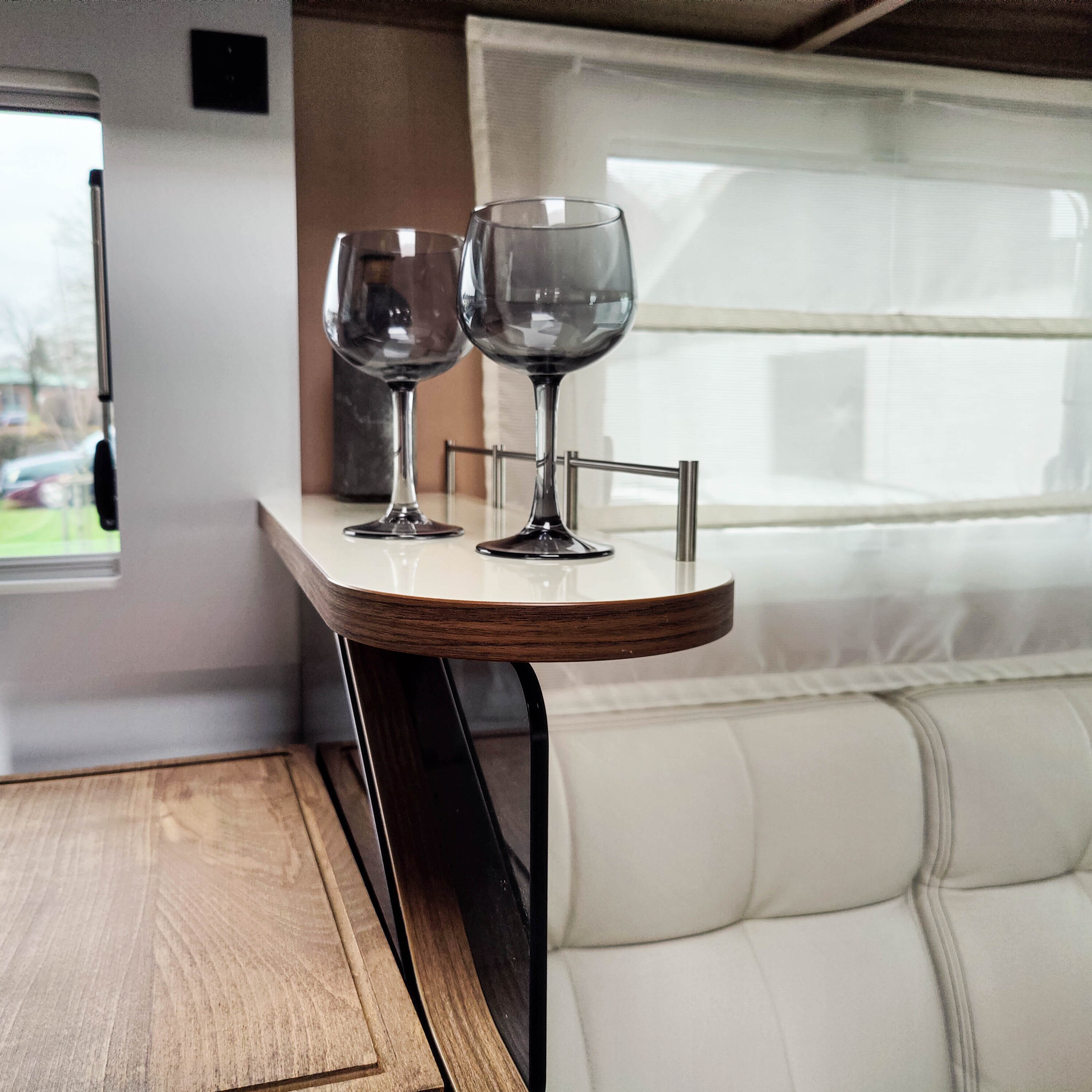 Mobilvetta Krosser and Kea shelf with storage compartment at the kitchen window and face to face