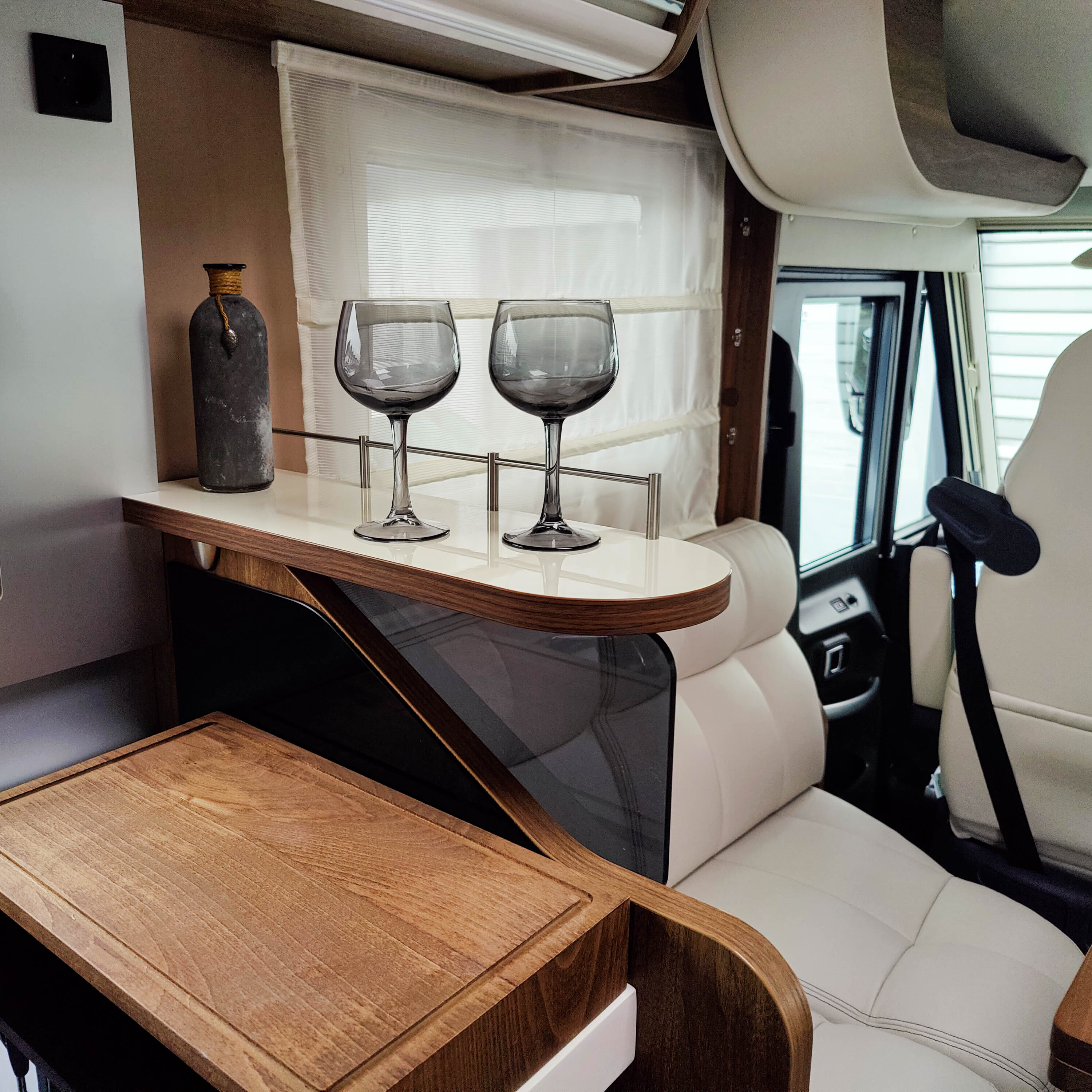 Mobilvetta Krosser and Kea shelf with storage compartment at the kitchen window and face to face