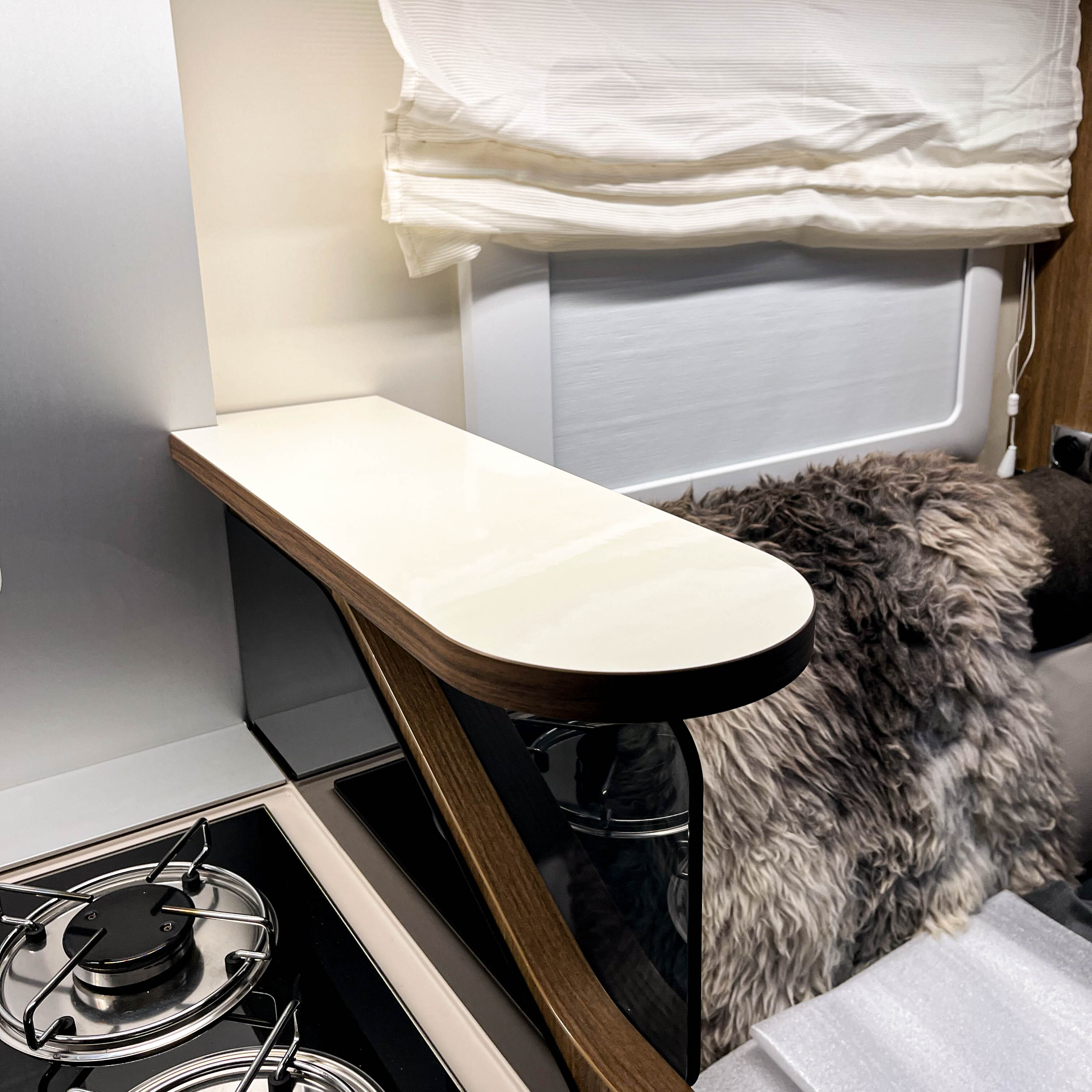 Mobilvetta Krosser and Kea shelf with storage compartment at the kitchen window and face to face