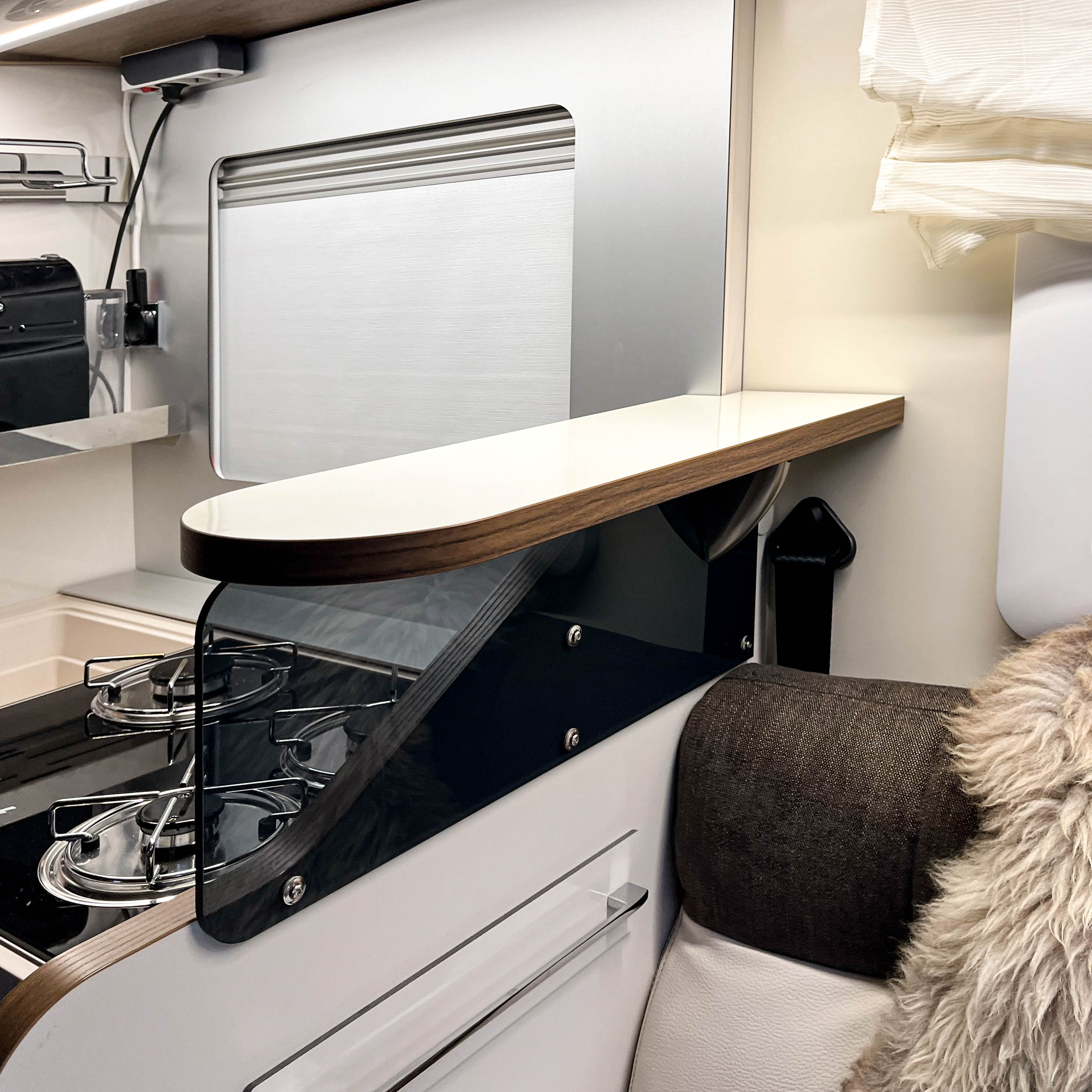 Mobilvetta Krosser and Kea shelf with storage compartment at the kitchen window and face to face