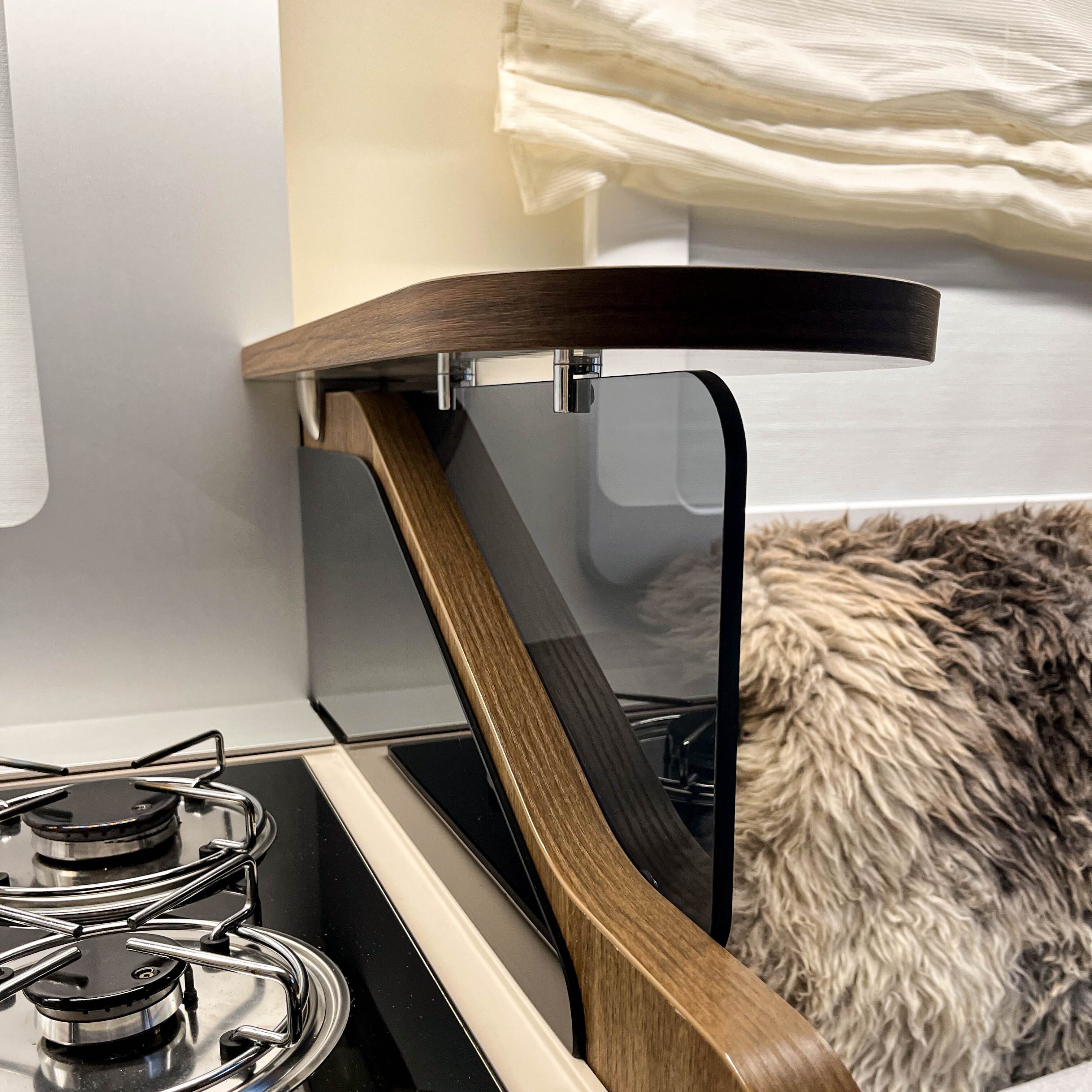 Mobilvetta Krosser and Kea shelf with storage compartment at the kitchen window and face to face