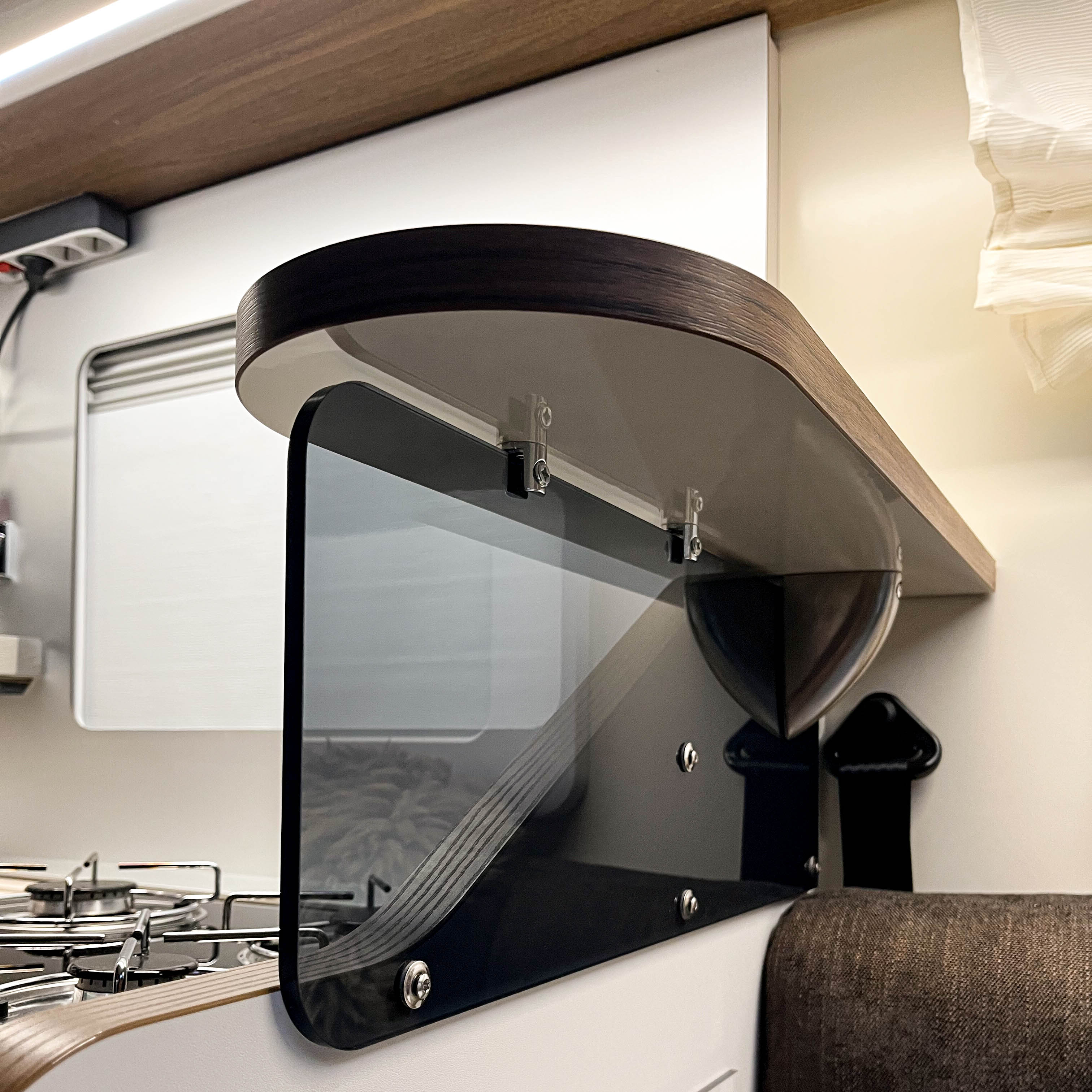 Mobilvetta Krosser and Kea shelf with storage compartment at the kitchen window and face to face