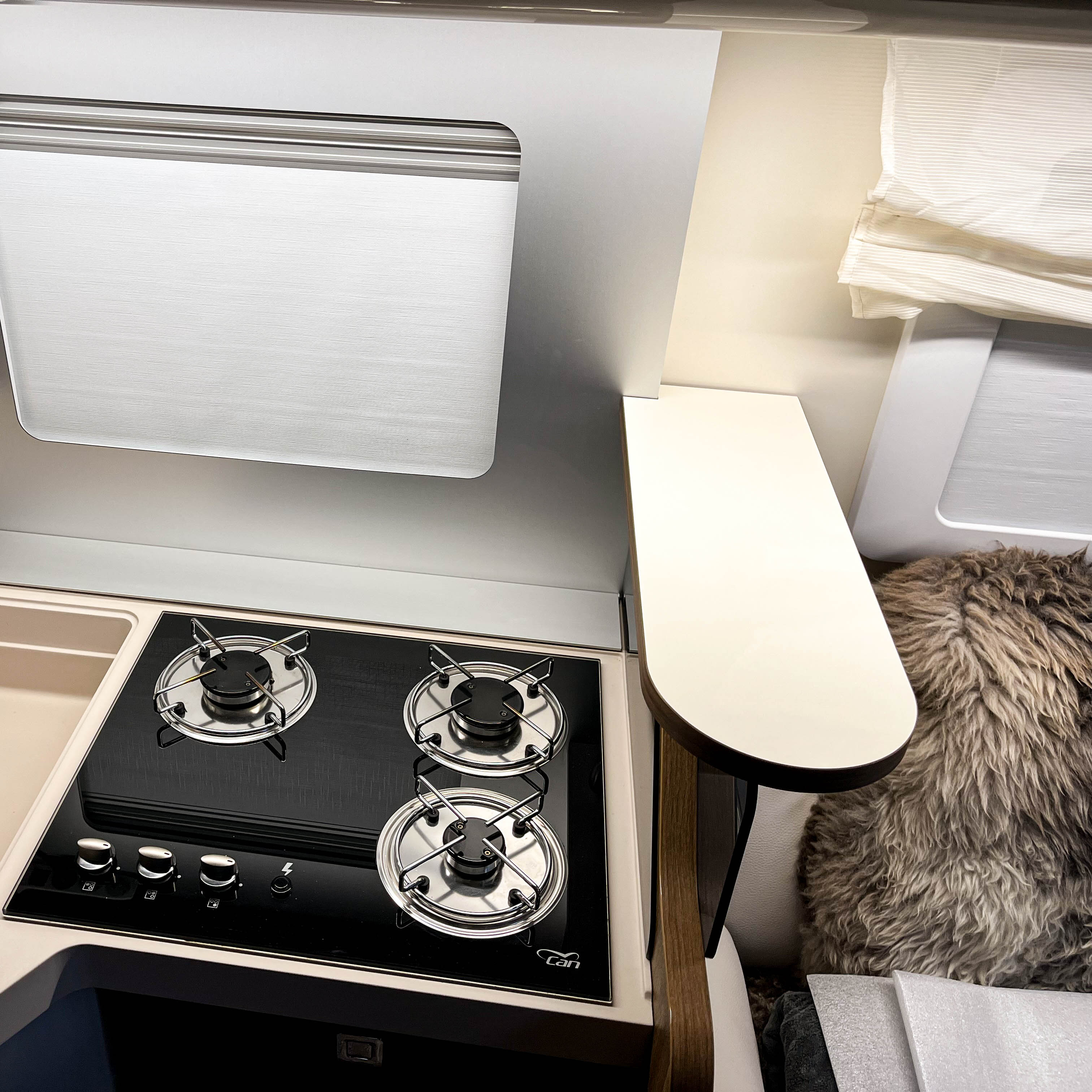 Mobilvetta Krosser and Kea shelf with storage compartment at the kitchen window and face to face