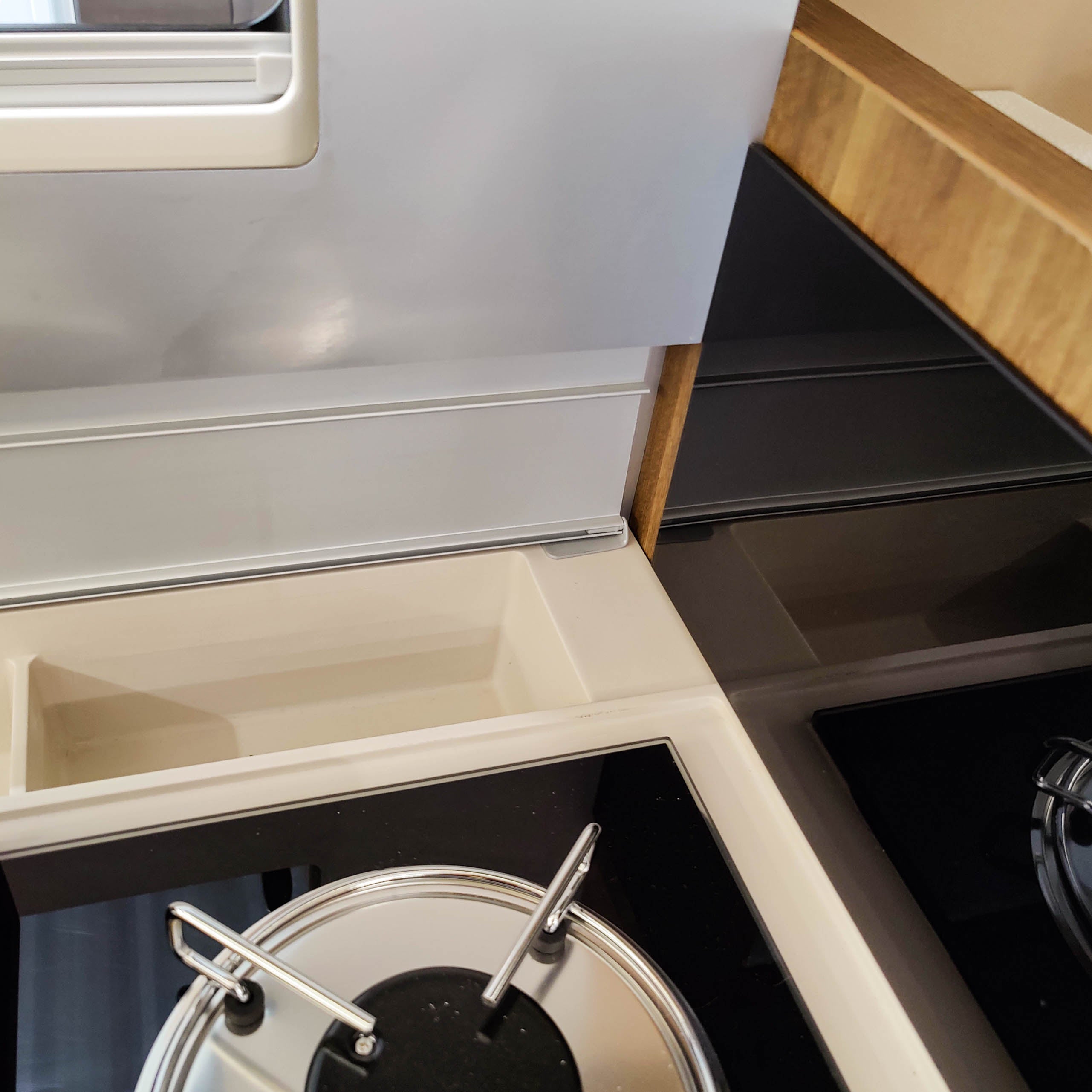 Mobilvetta Krosser and Kea shelf with storage compartment at the kitchen window and face to face