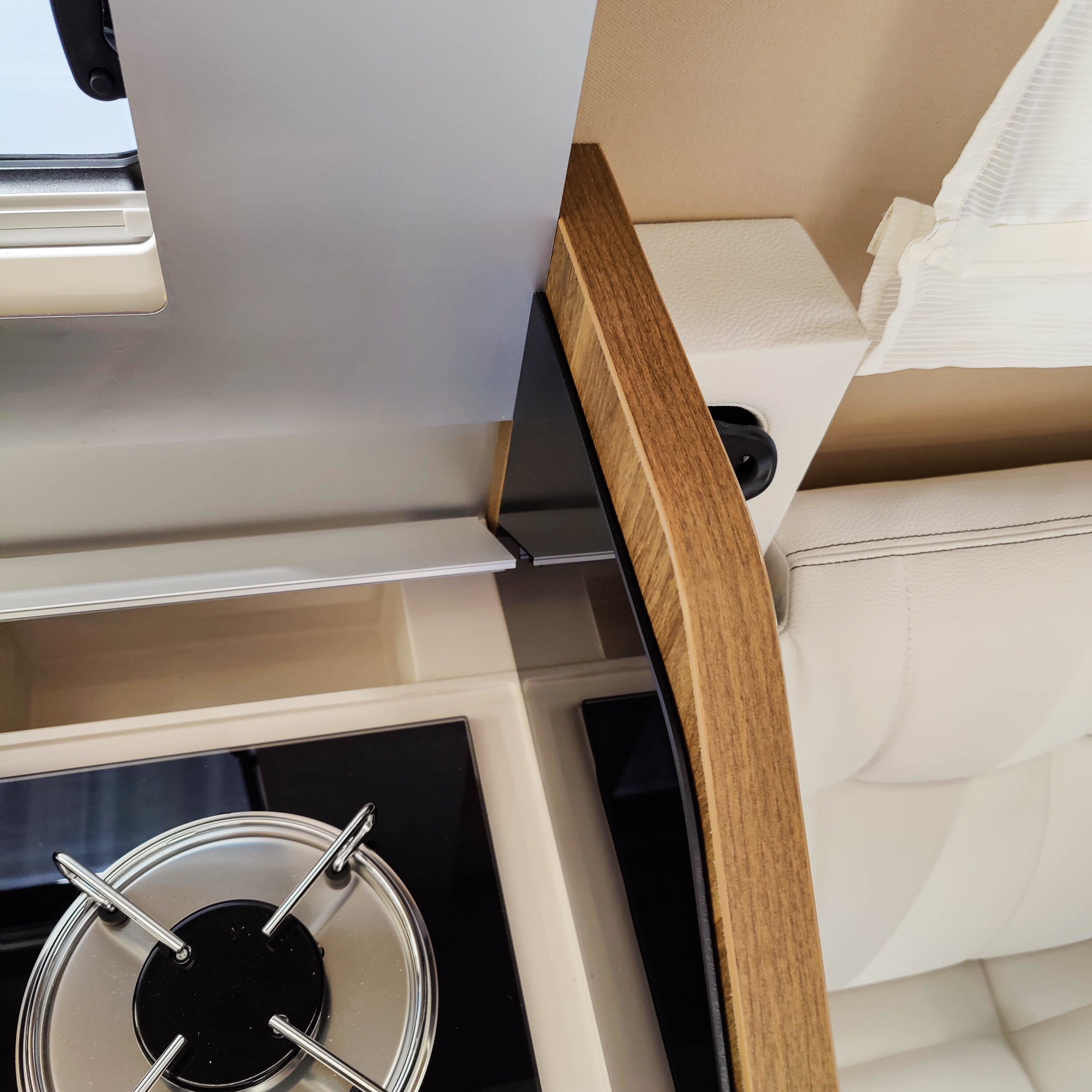 Mobilvetta Krosser and Kea shelf with storage compartment at the kitchen window and face to face