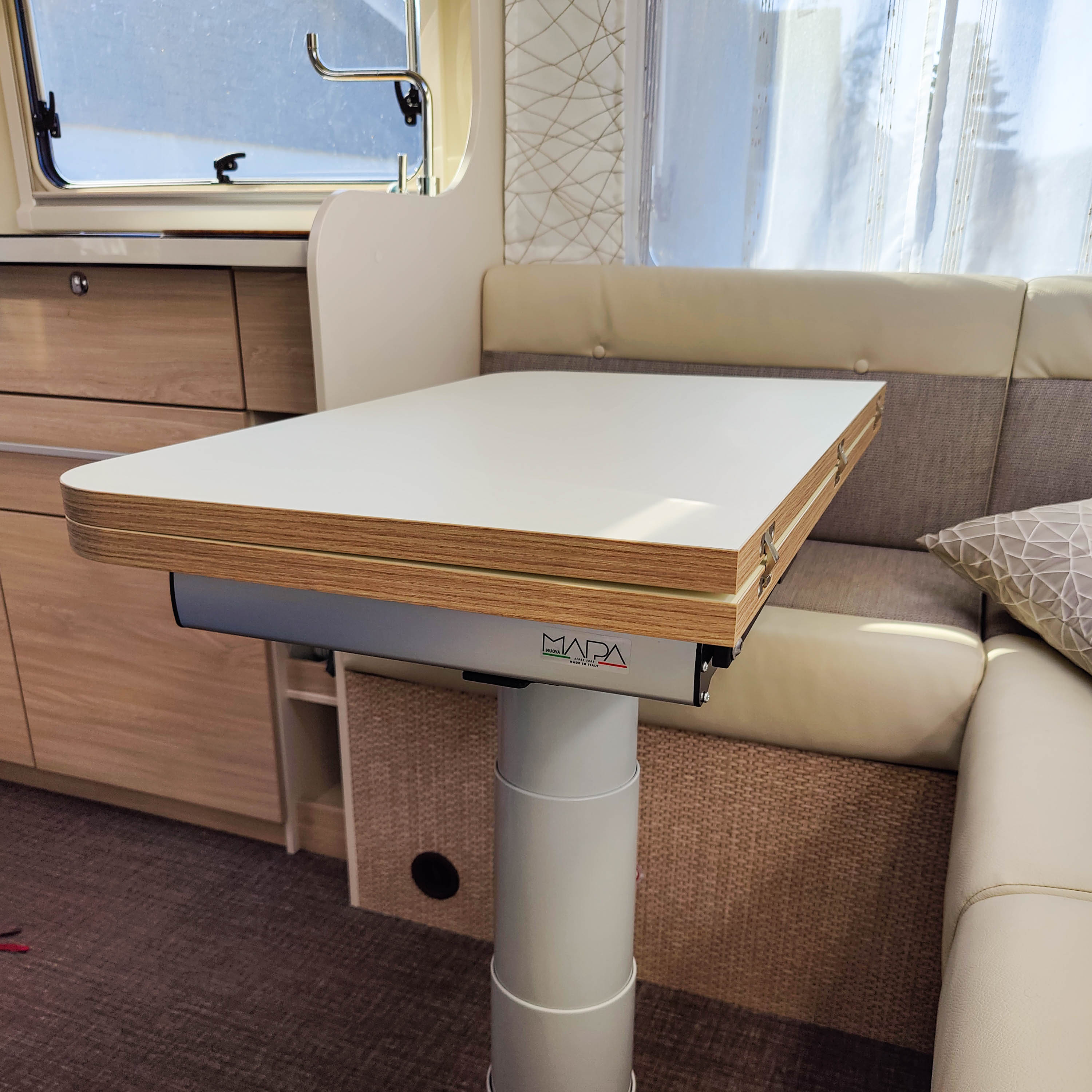 Nuova Mapa table frame including height-adjustable column for folding table tops