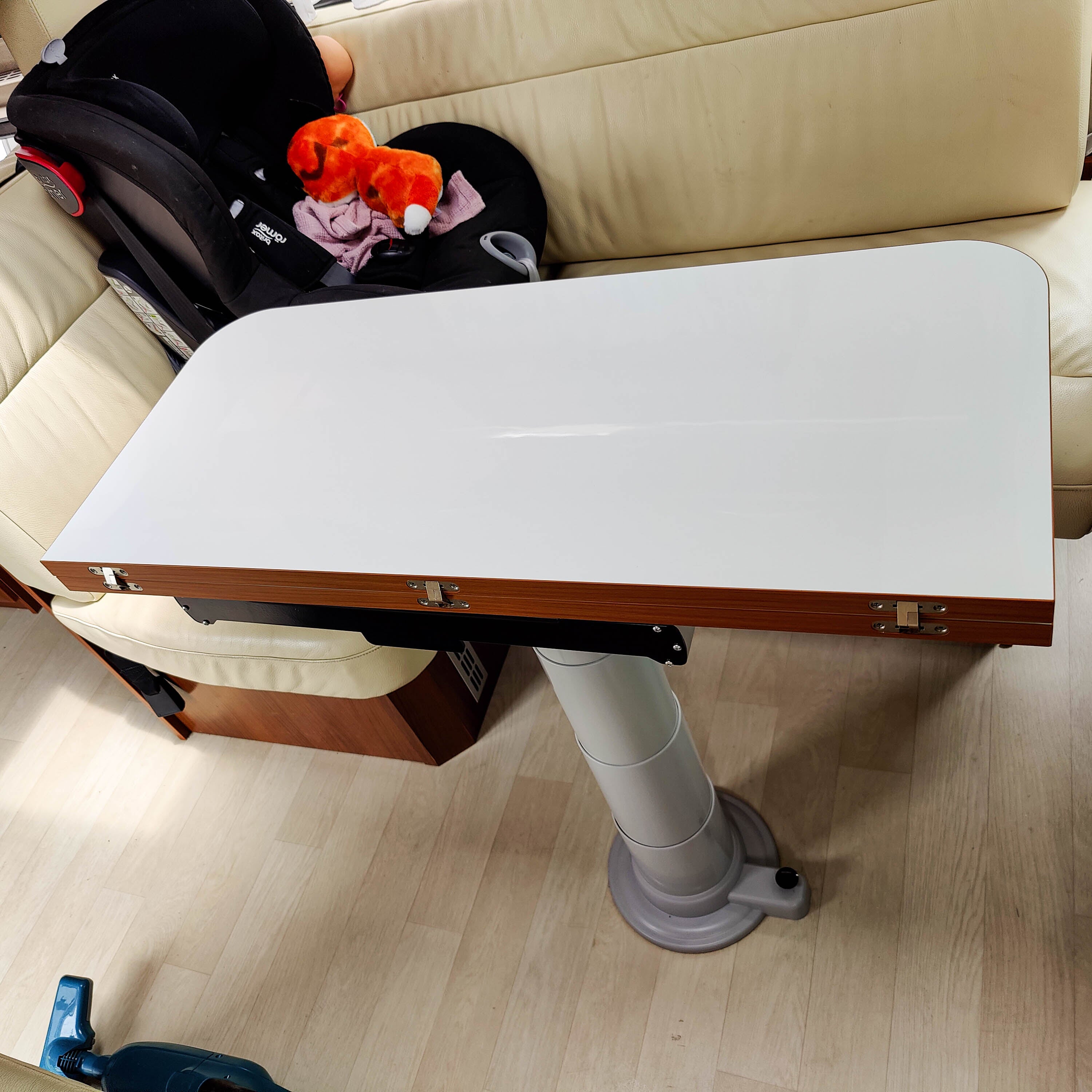 Nuova Mapa table frame including height-adjustable column for folding table tops