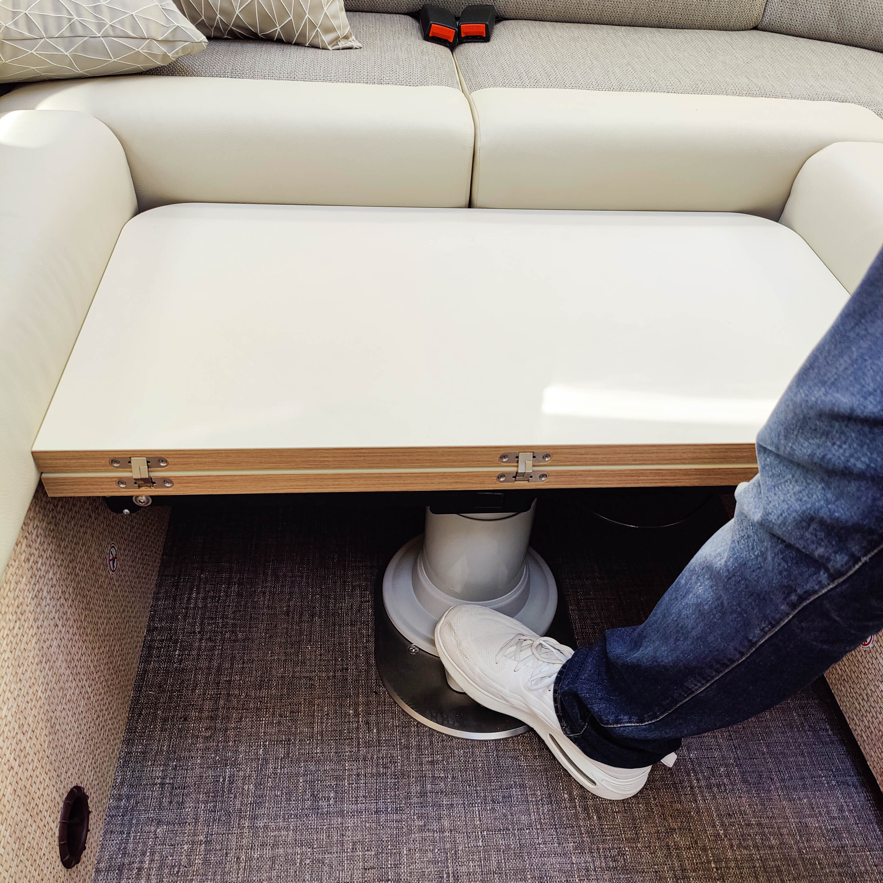 Nuova Mapa table frame including height-adjustable column for folding table tops