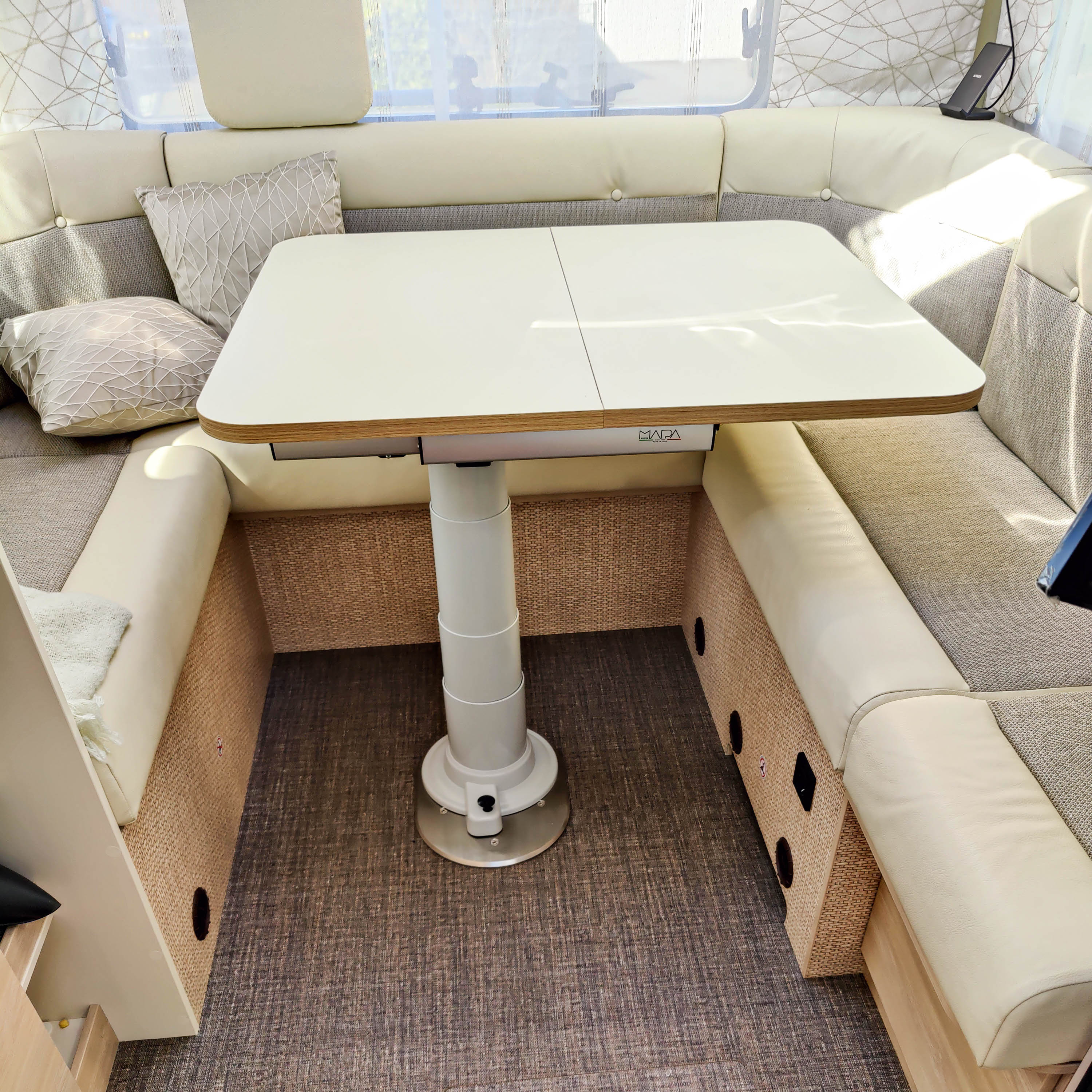 Nuova Mapa table frame including height-adjustable column for folding table tops