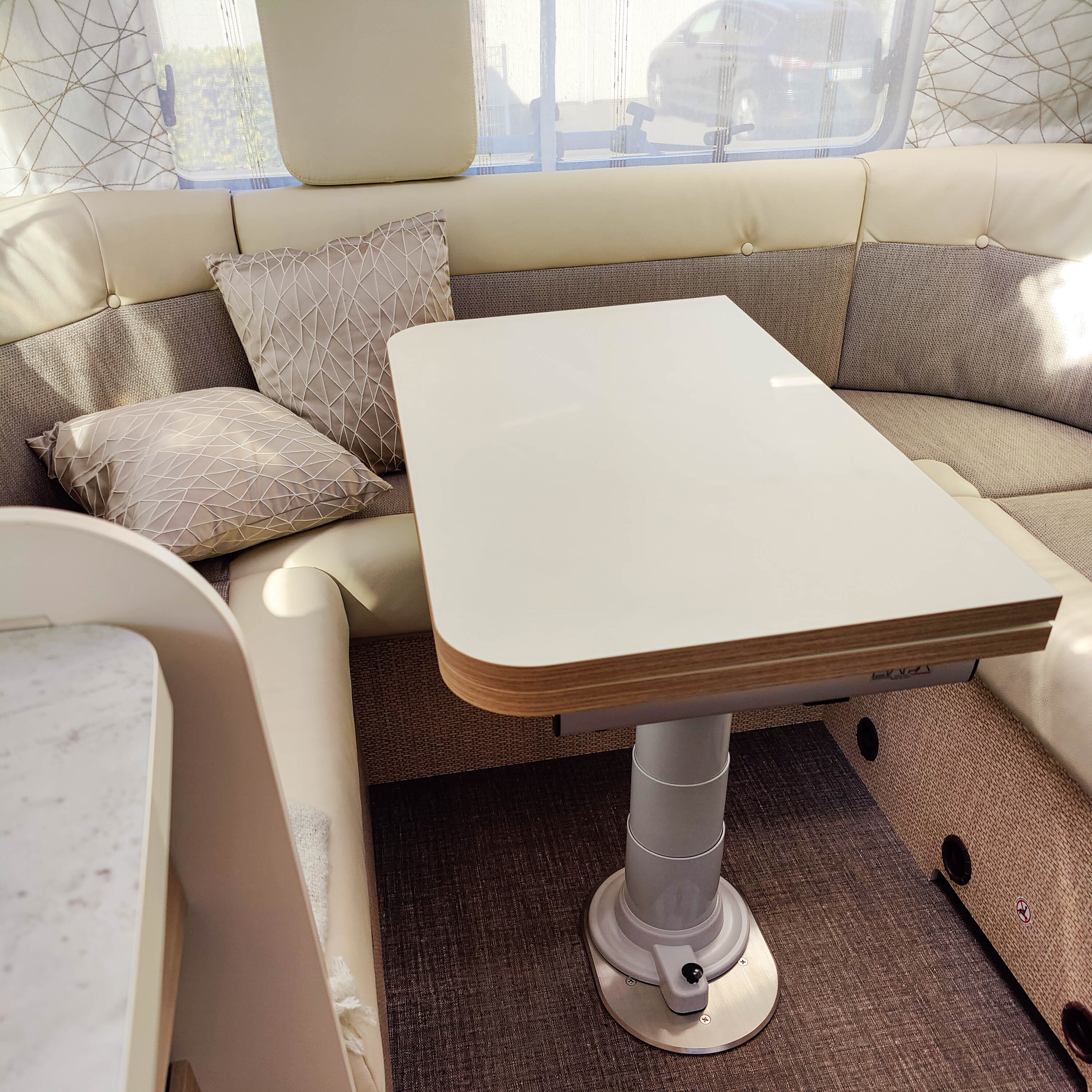 Nuova Mapa table frame including height-adjustable column for folding table tops