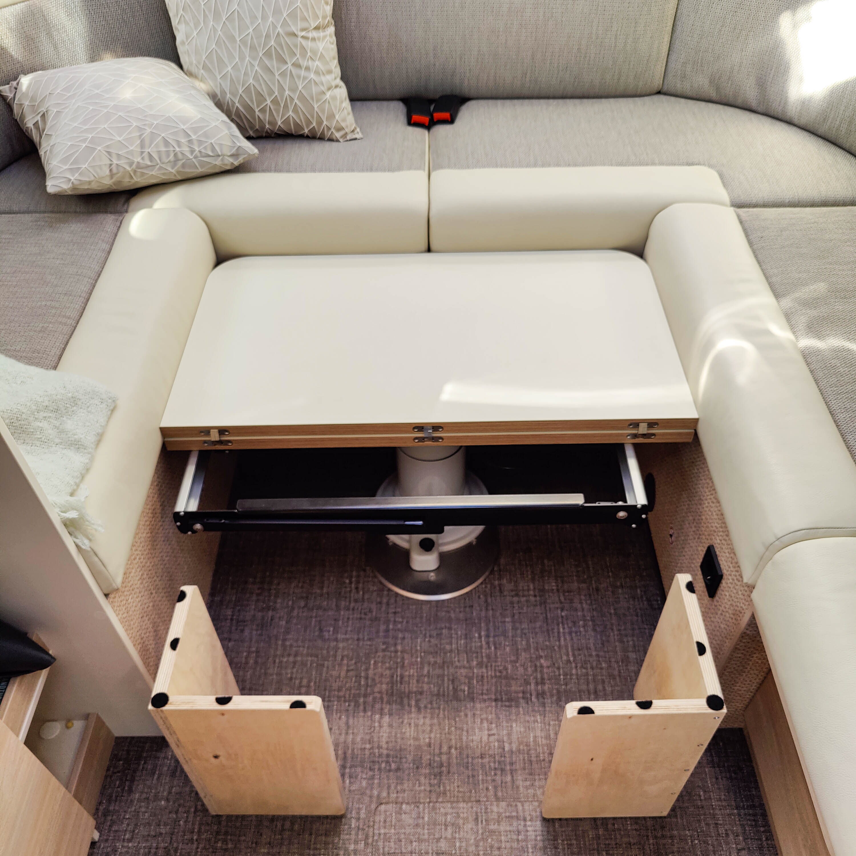 Nuova Mapa table frame including height-adjustable column for folding table tops