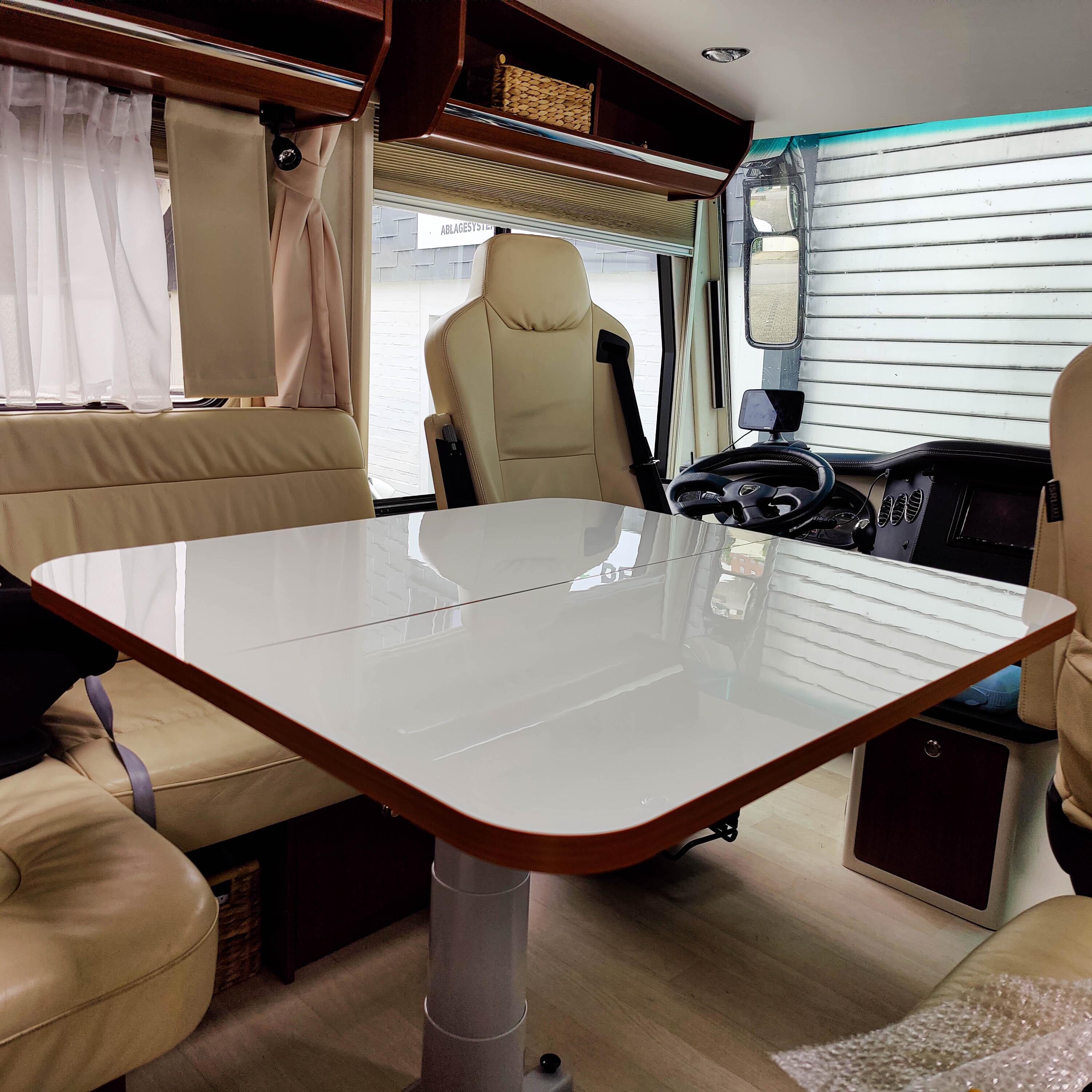 Nuova Mapa table frame including height-adjustable column for folding table tops