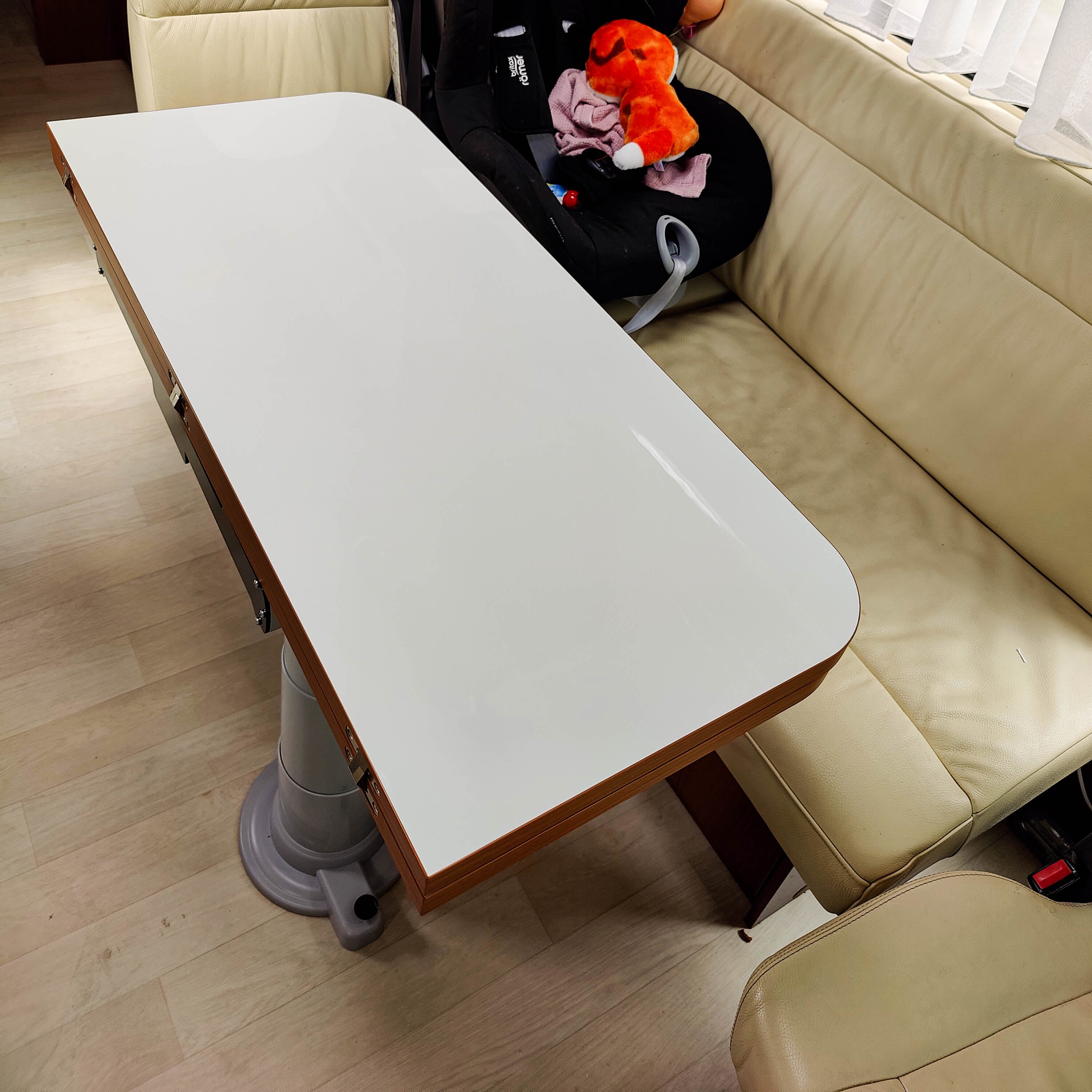 Nuova Mapa table frame including height-adjustable column for folding table tops