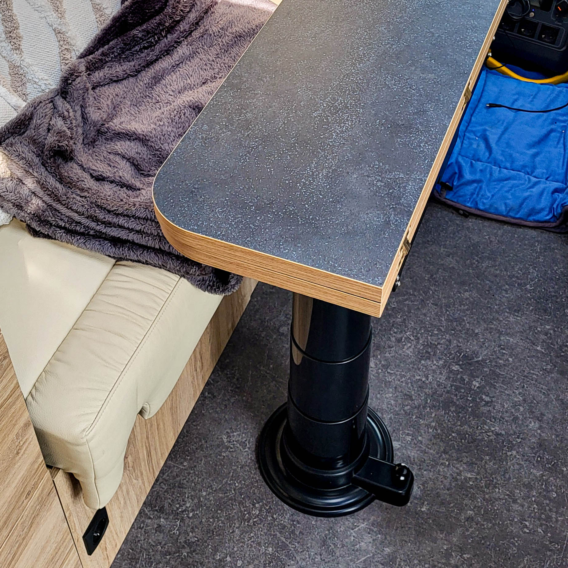 Nuova Mapa table frame including height-adjustable column for folding table tops