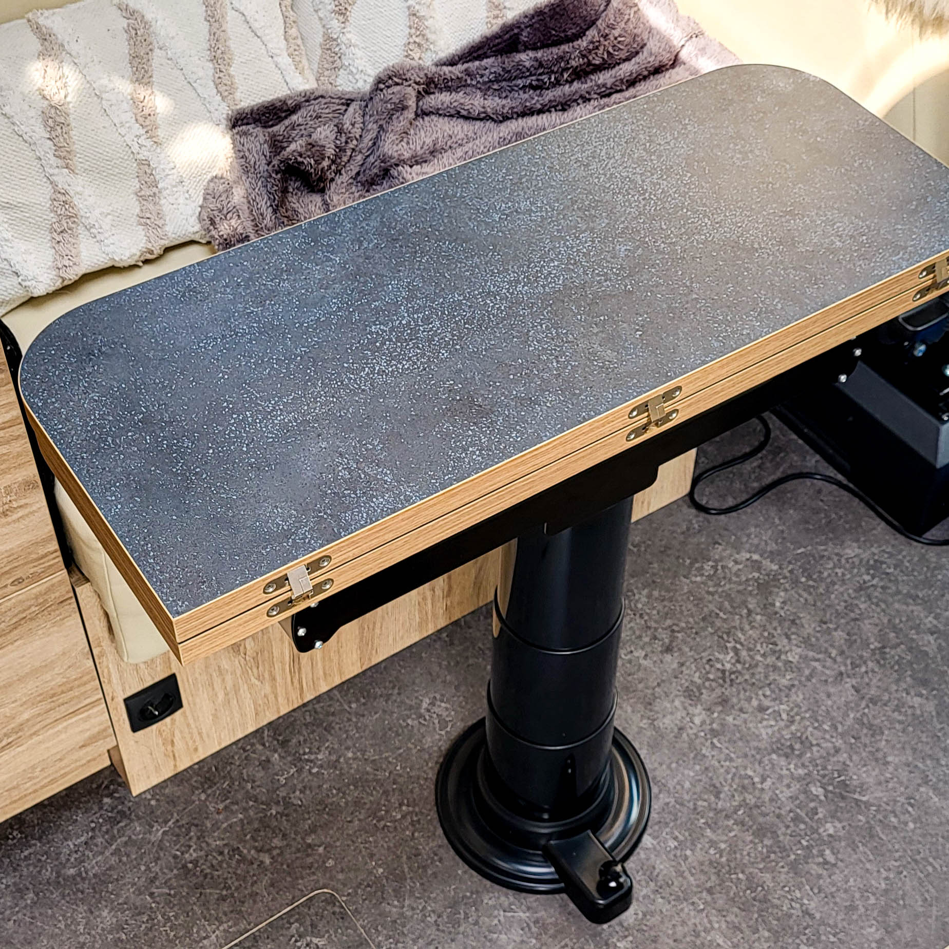 Nuova Mapa table frame including height-adjustable column for folding table tops