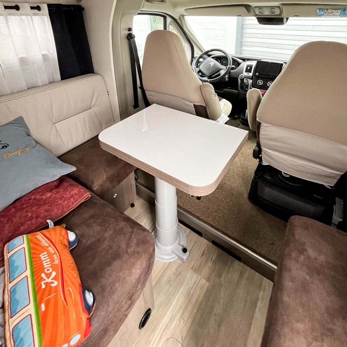 Nuova Mapa table frame including height-adjustable column for folding table tops