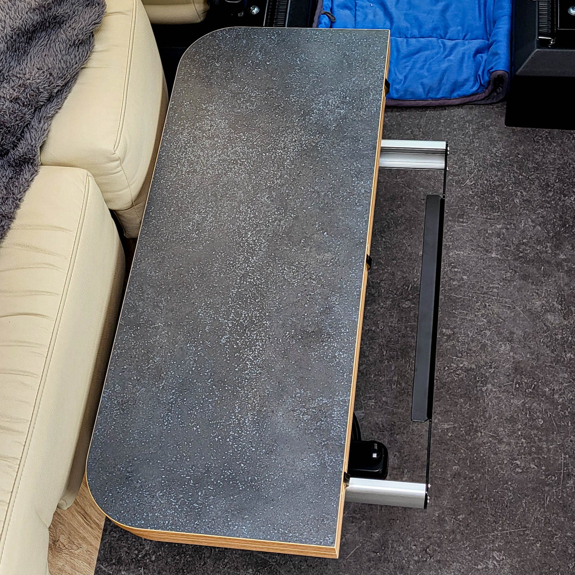 Nuova Mapa table frame including height-adjustable column for folding table tops