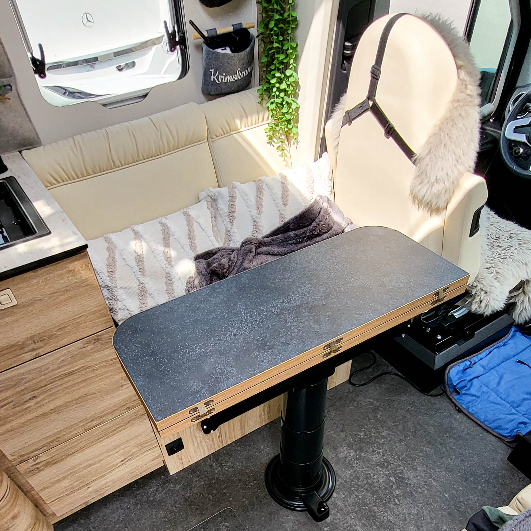 Nuova Mapa table frame including height-adjustable column for folding table tops