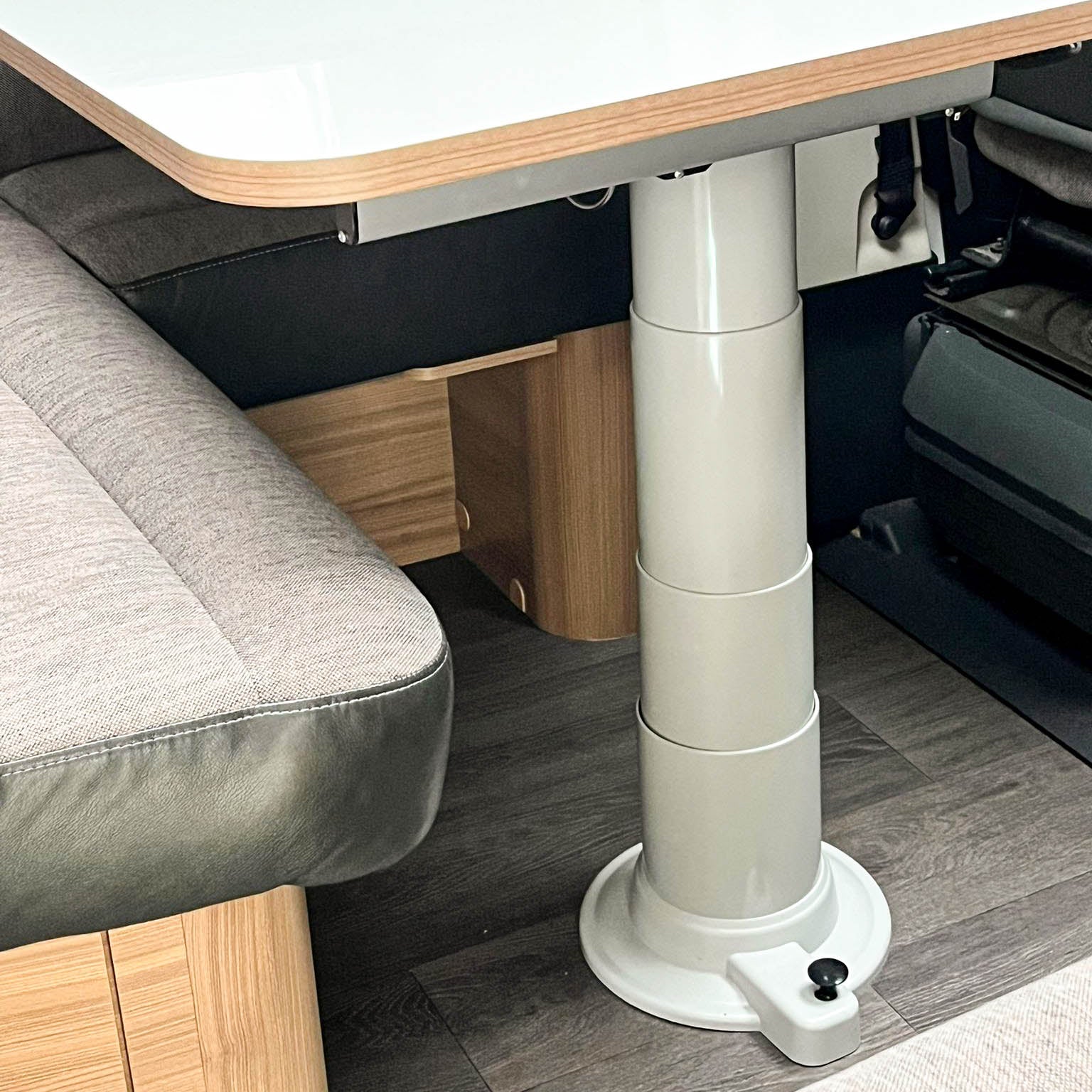 Nuova Mapa table frame including height-adjustable column for classic table tops