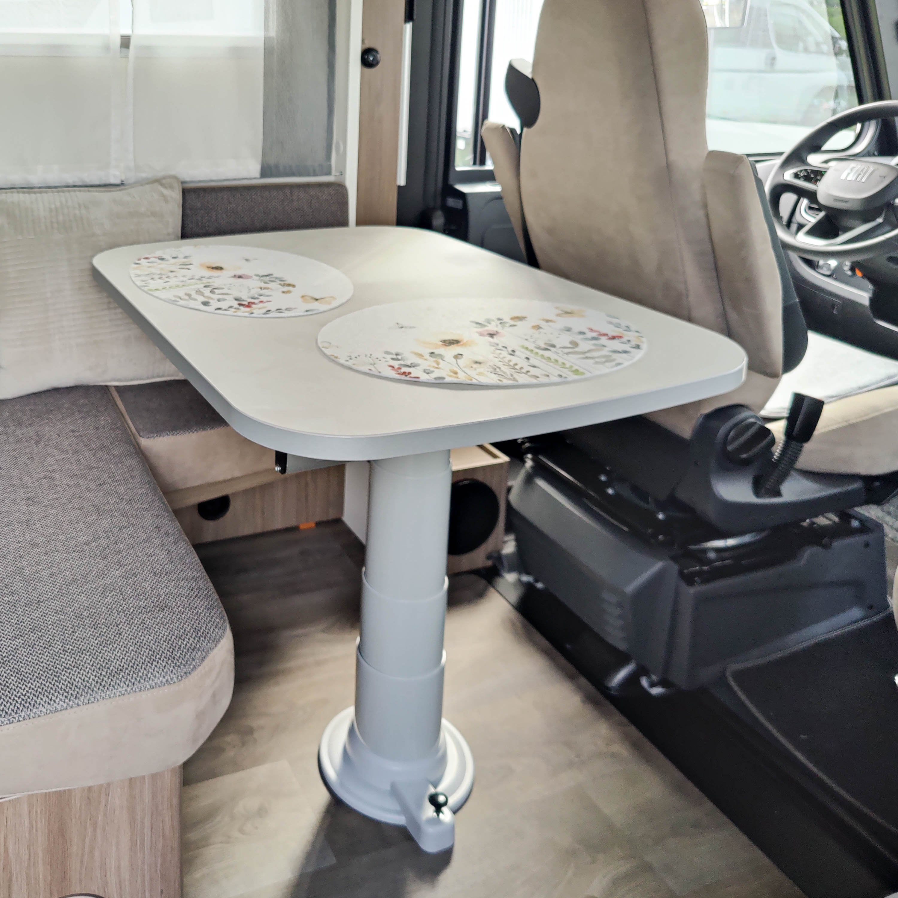 Nuova Mapa table frame including height-adjustable column for classic table tops