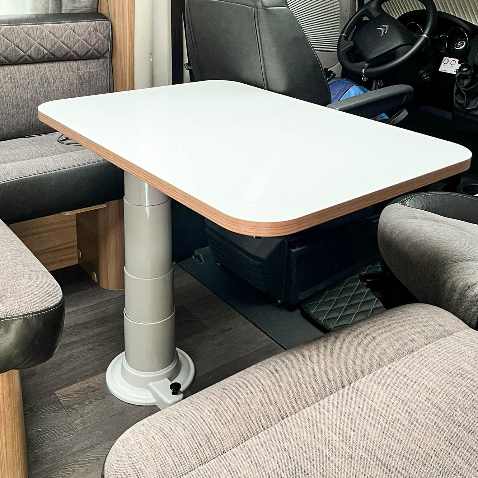 Nuova Mapa table frame including height-adjustable column for classic table tops