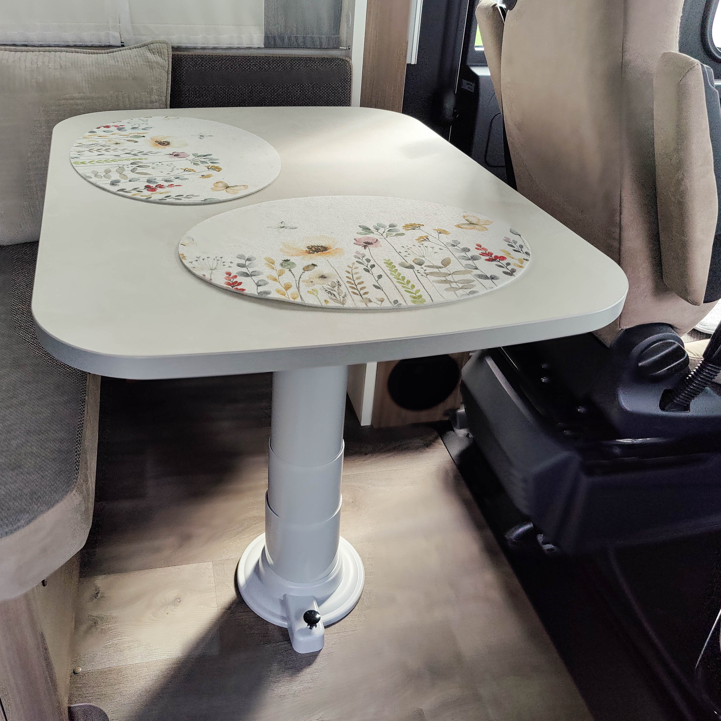 Nuova Mapa table frame including height-adjustable column for classic table tops