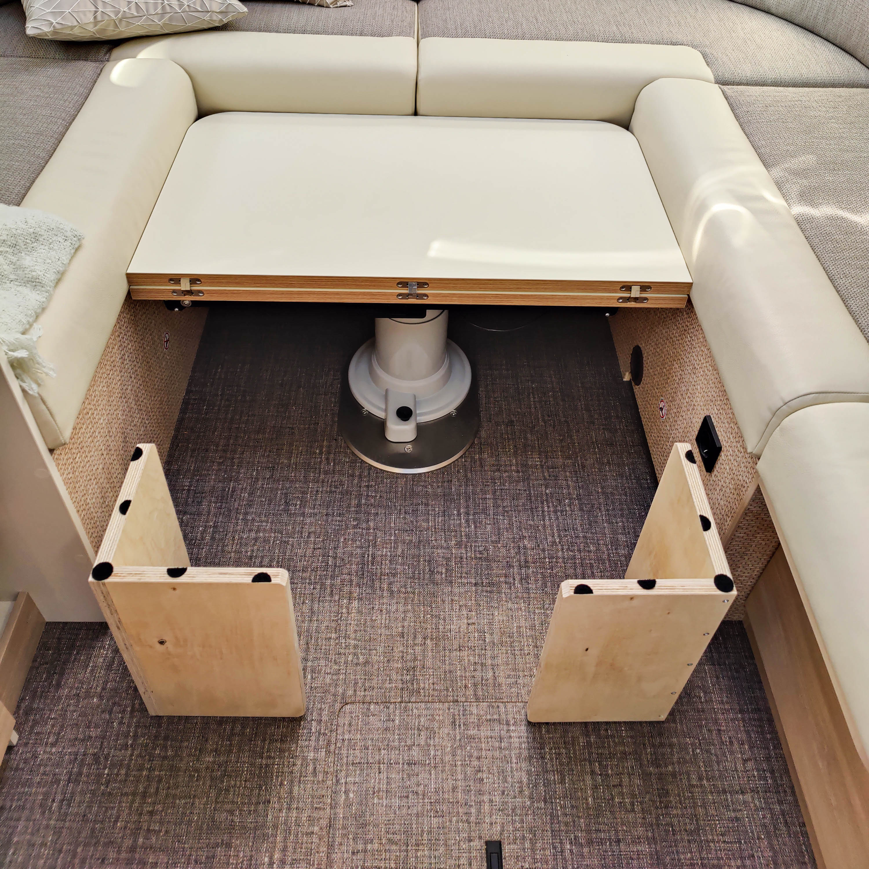 L-bed support for motorhomes, caravans and campers in a set of 4