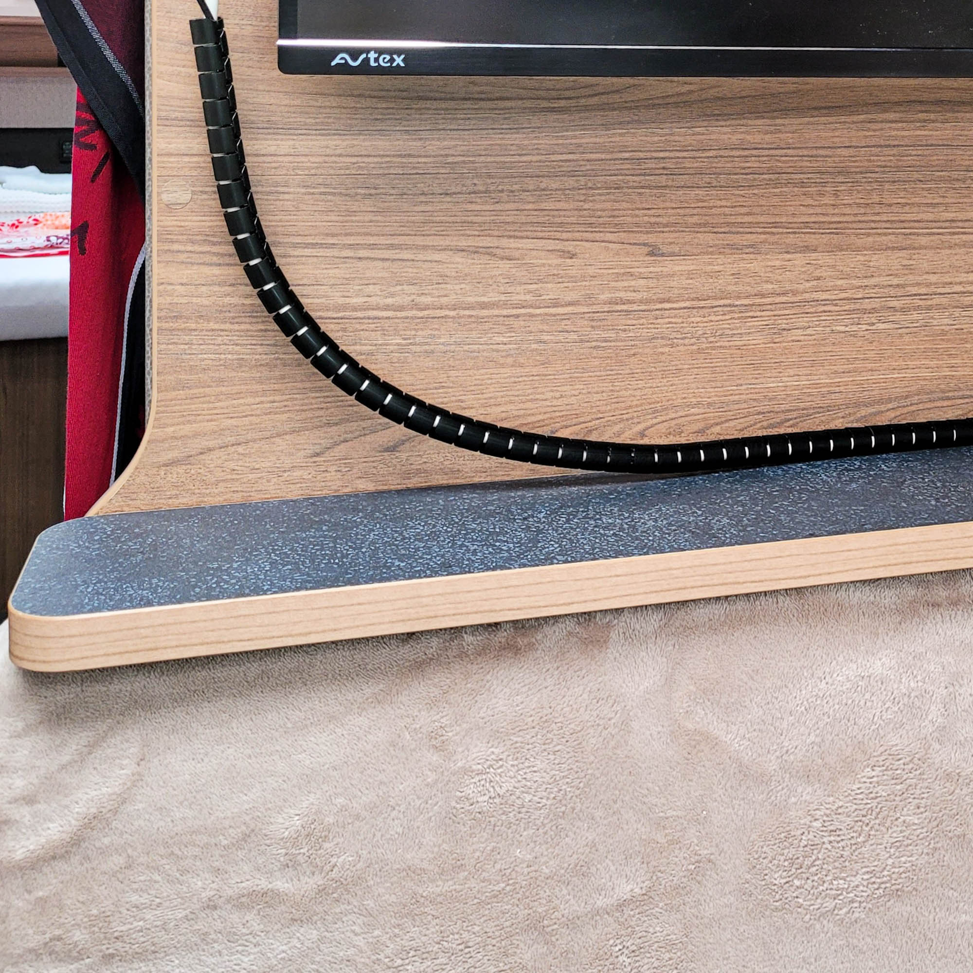 Storage board despite cables in the Vansation