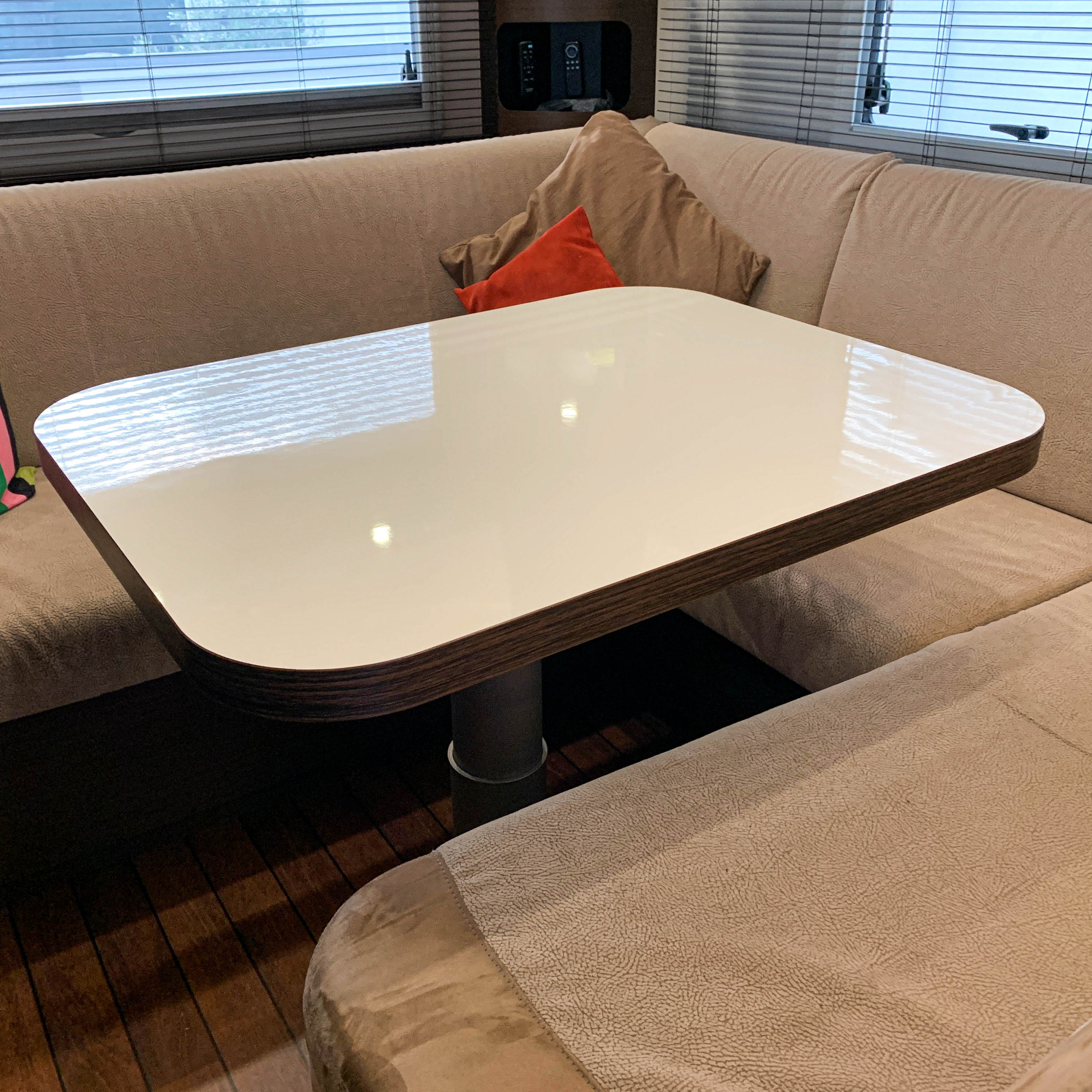 Table top for motorhomes and caravans with four large radii