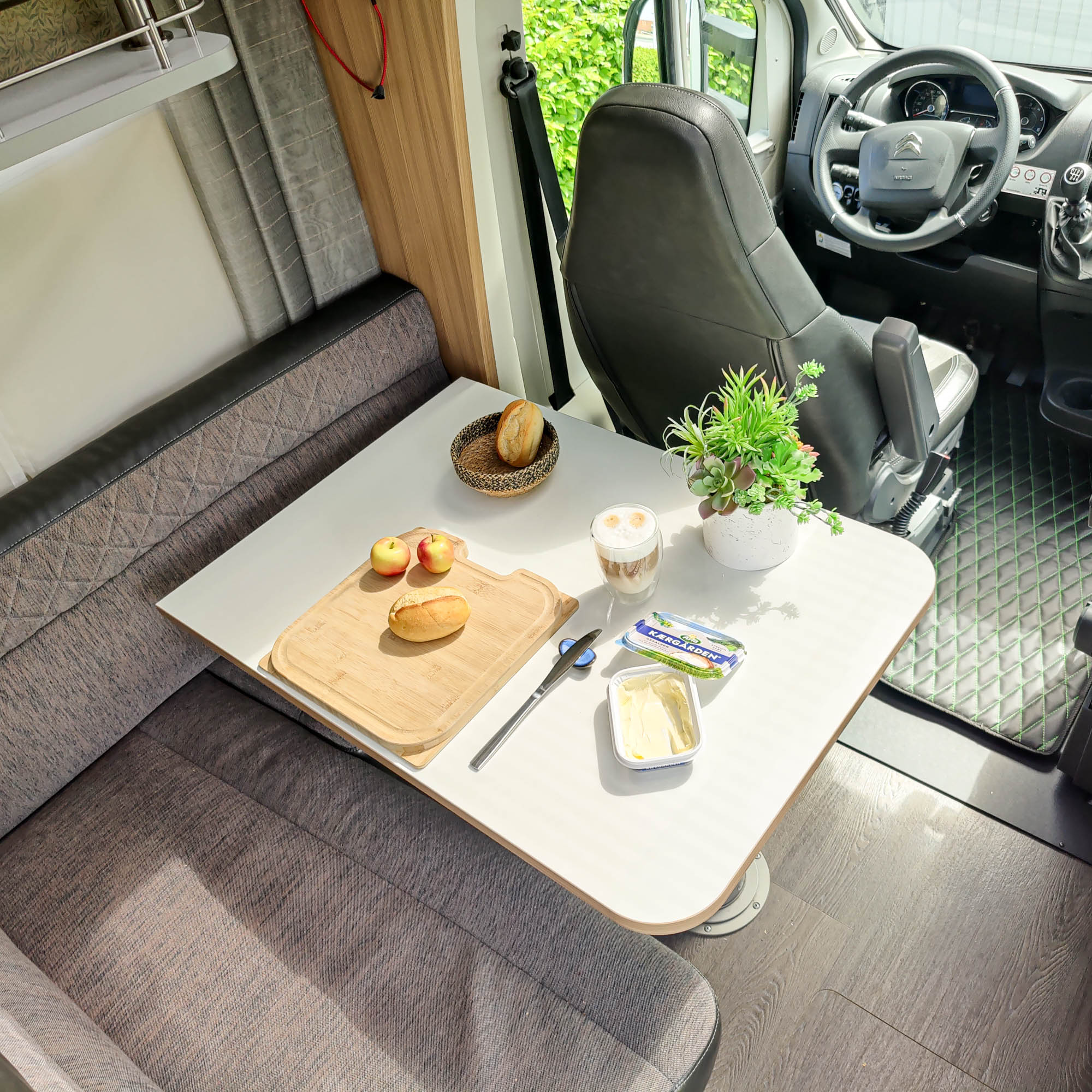 Motorhome table top variant with two radii