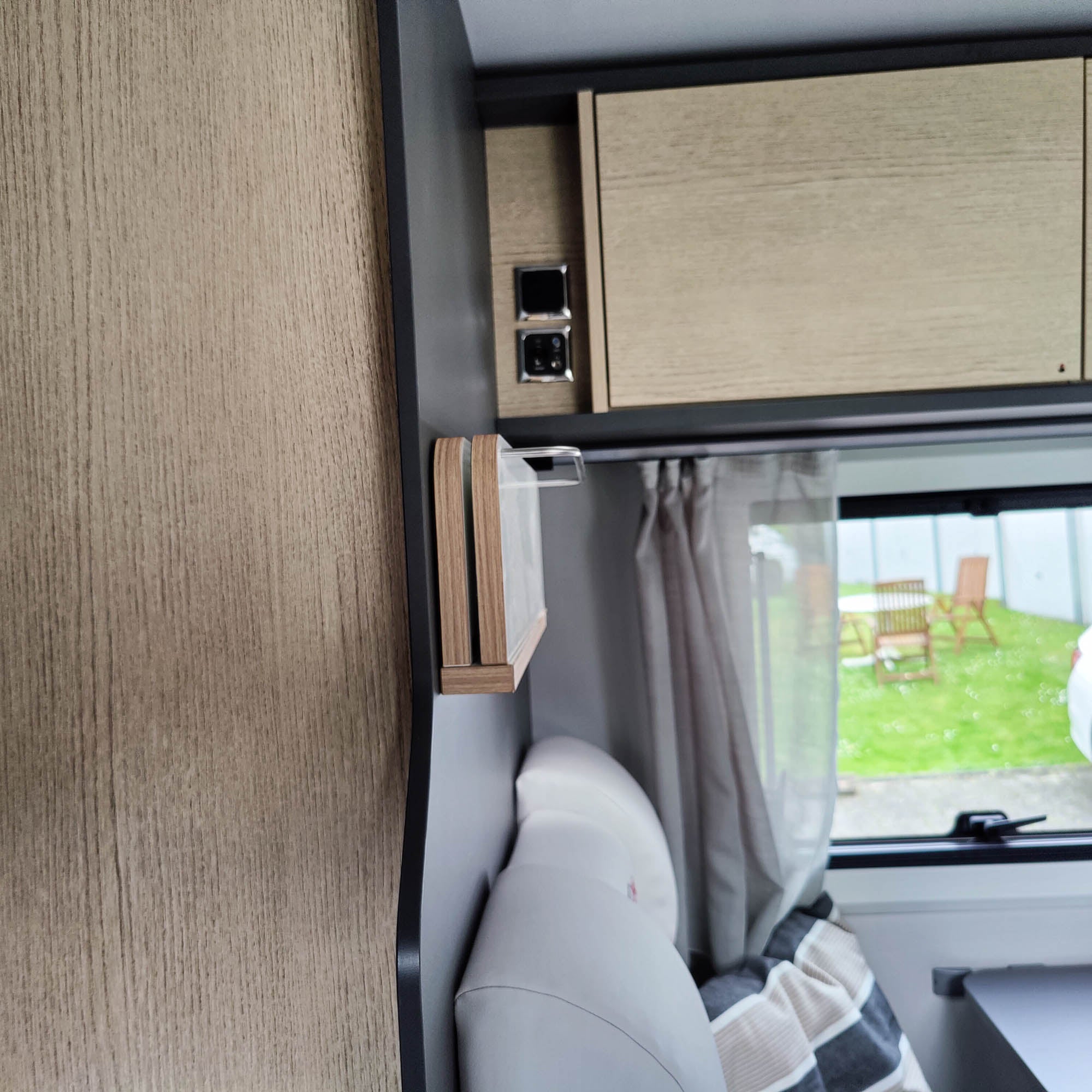 Space-saving shelf installation in the motorhome