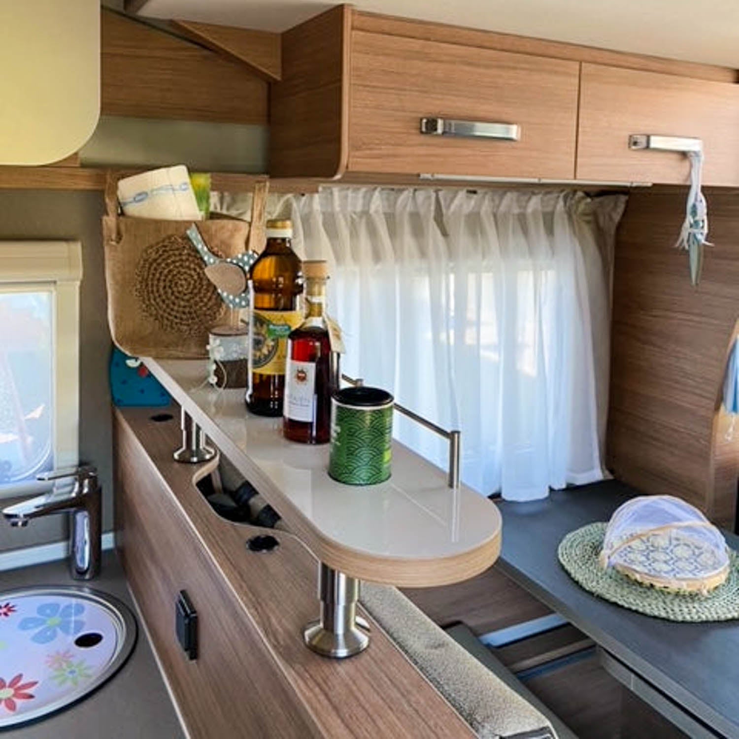 Storage shelf for Knaus with bench in the kitchen