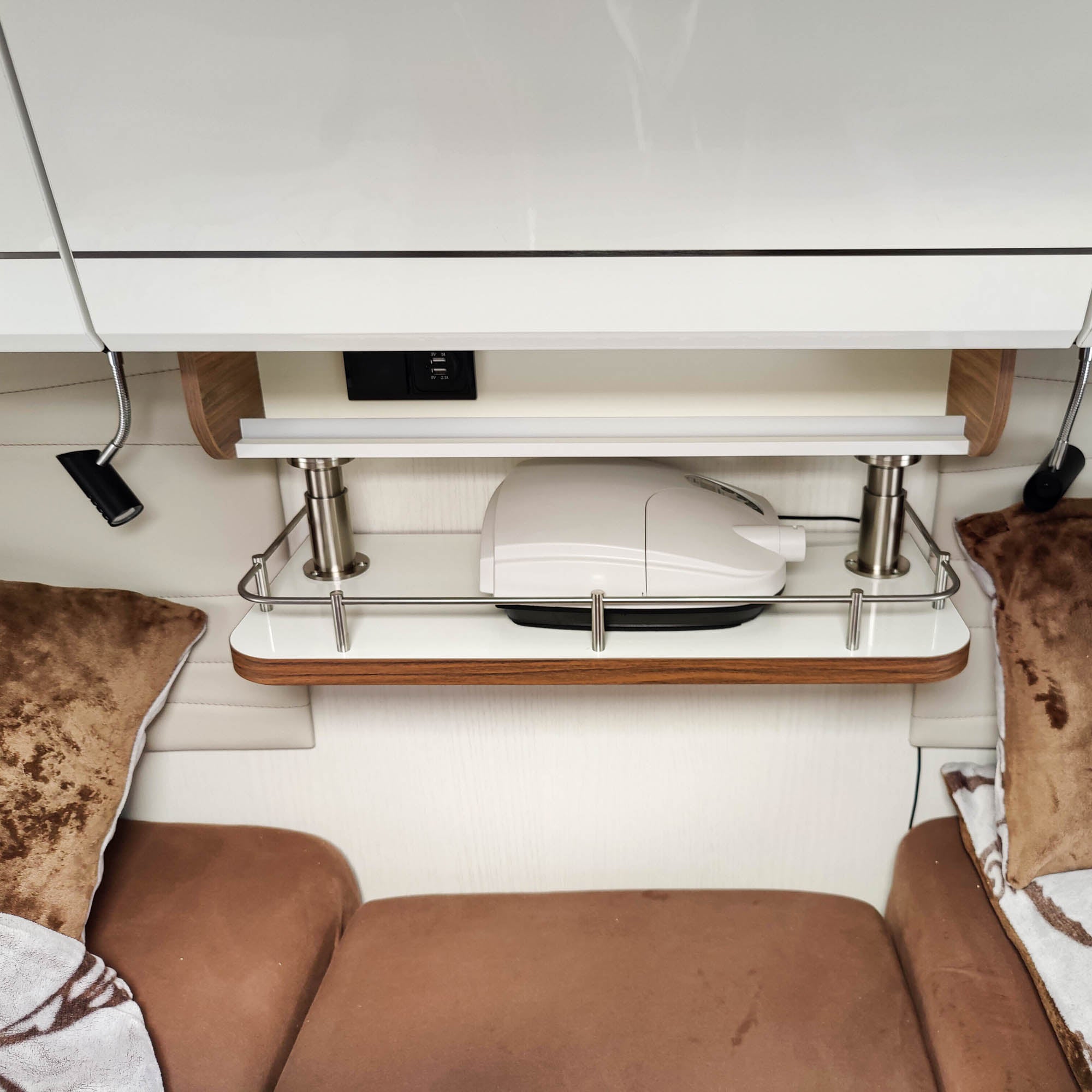 #color_high-gloss white with edge in Madison Walnut