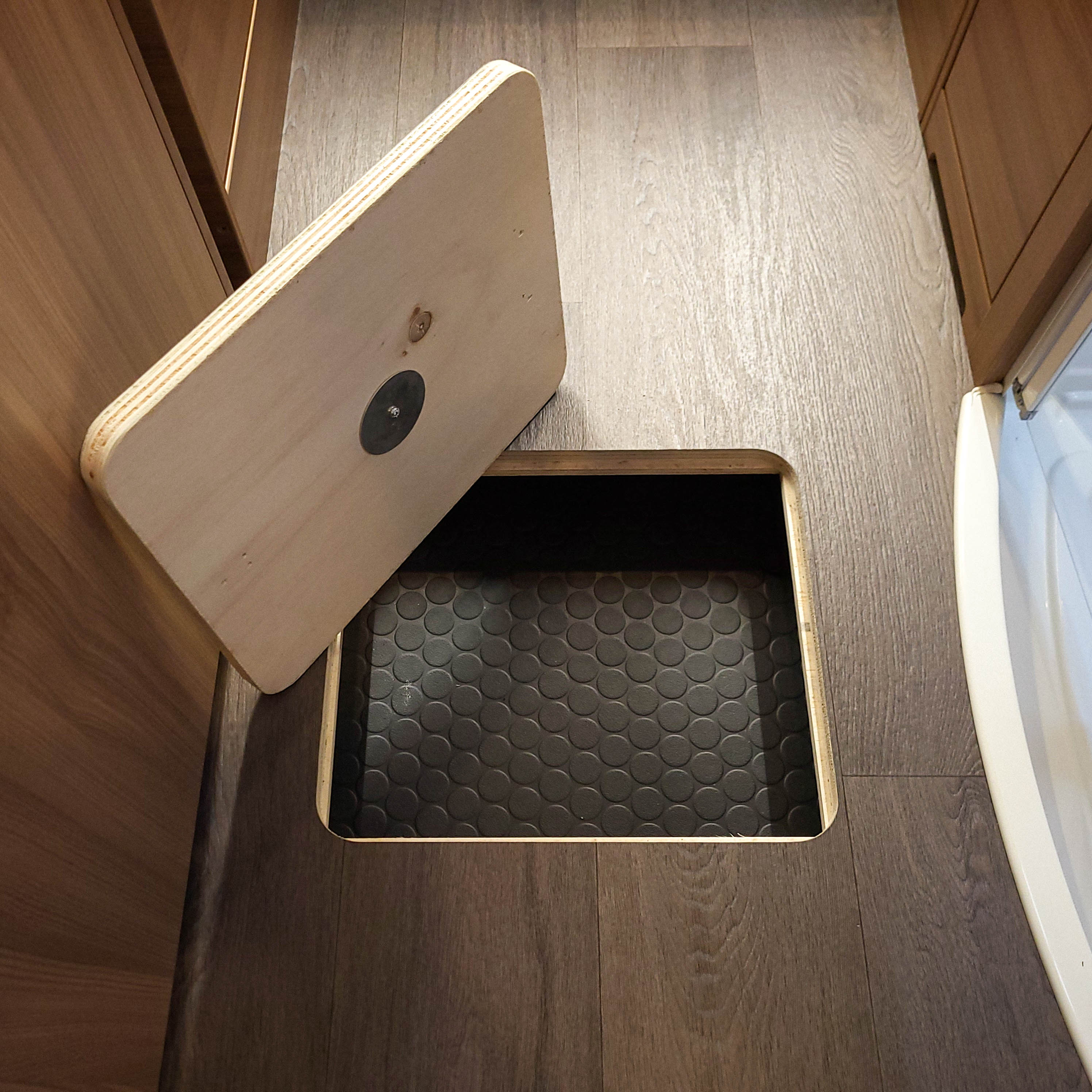 Locking system for the floor flap in the motorhome