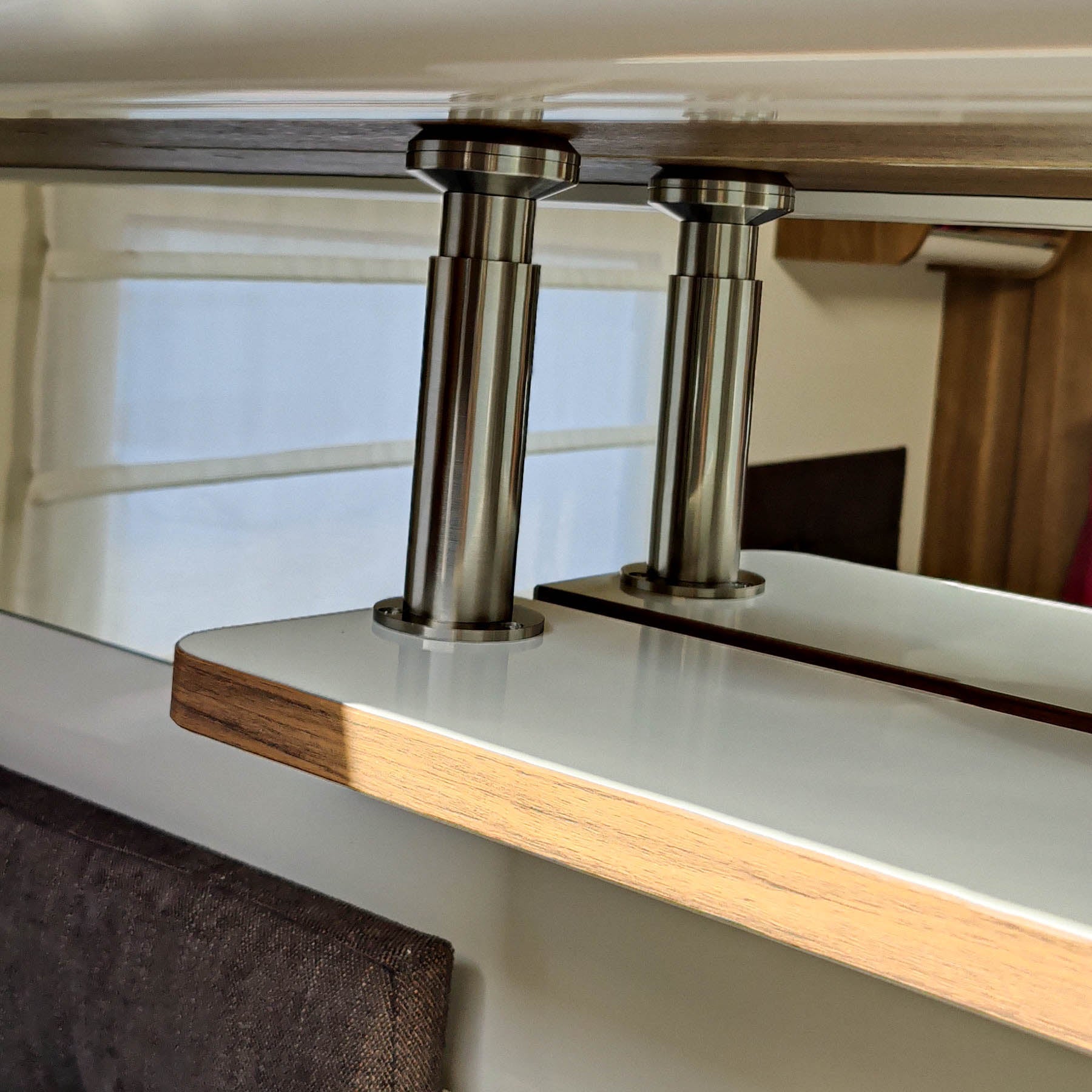 #color_high-gloss white with edge in Madison Walnut