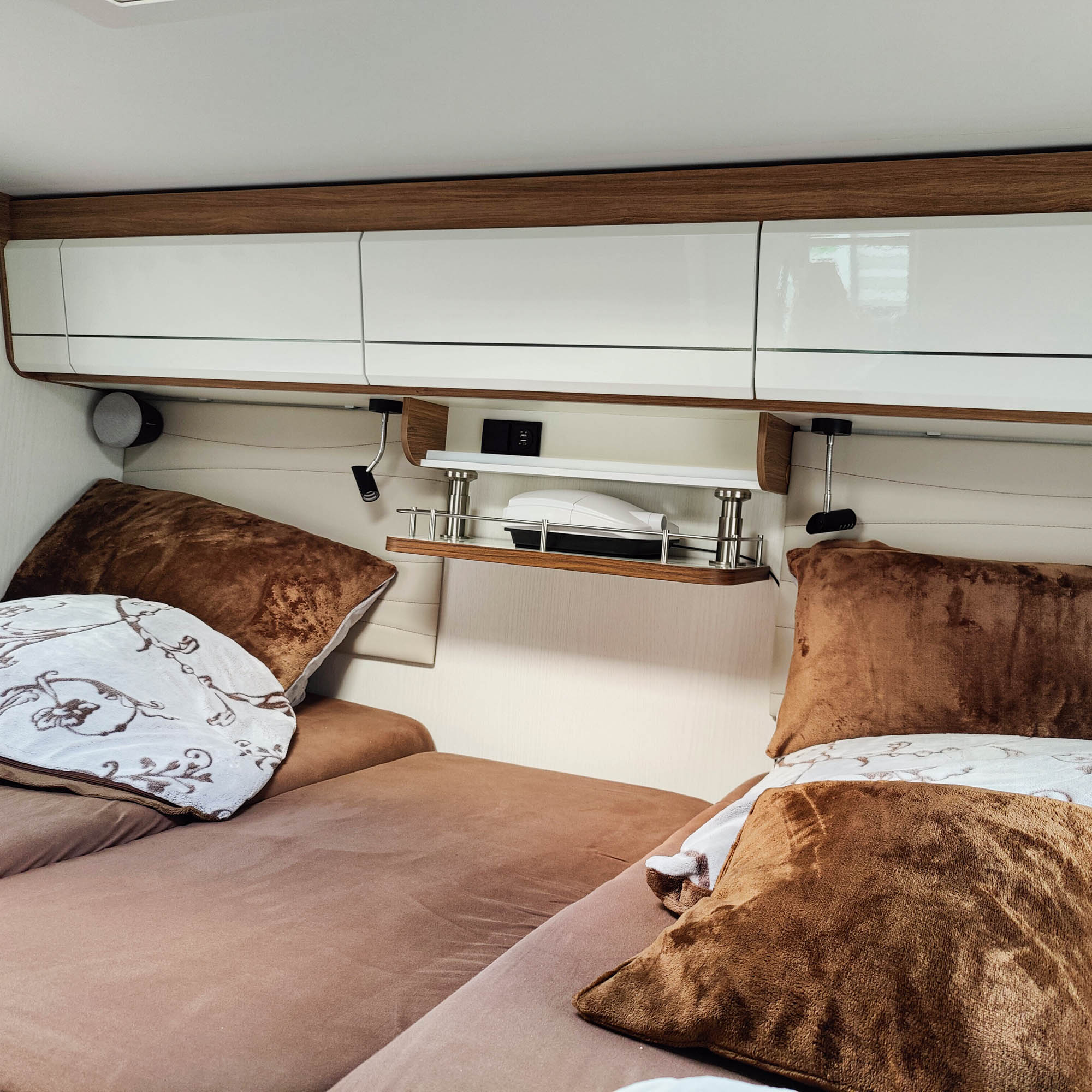 #color_high-gloss white with edge in Madison Walnut