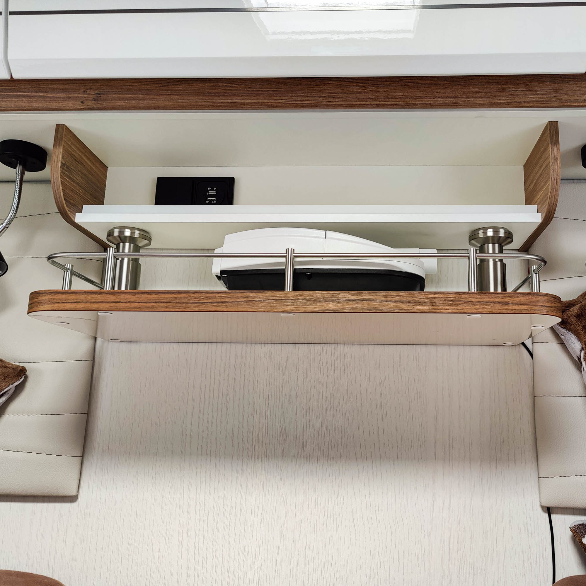 #color_high-gloss white with edge in Madison Walnut