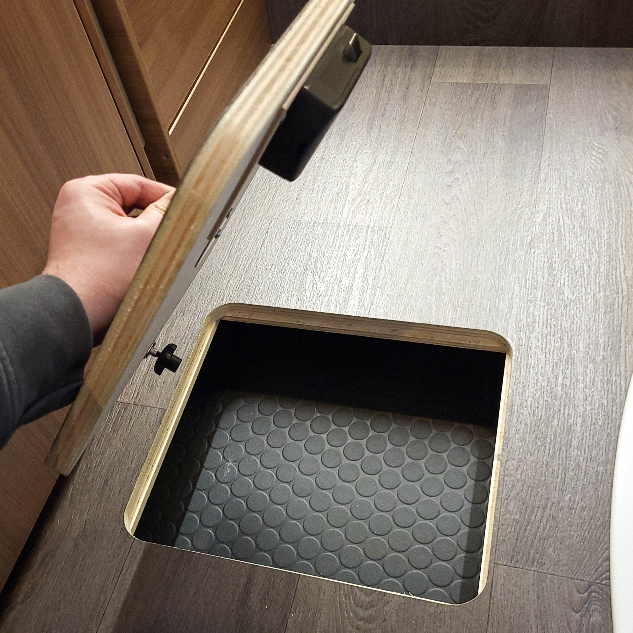 Locking system for the floor flap in the motorhome