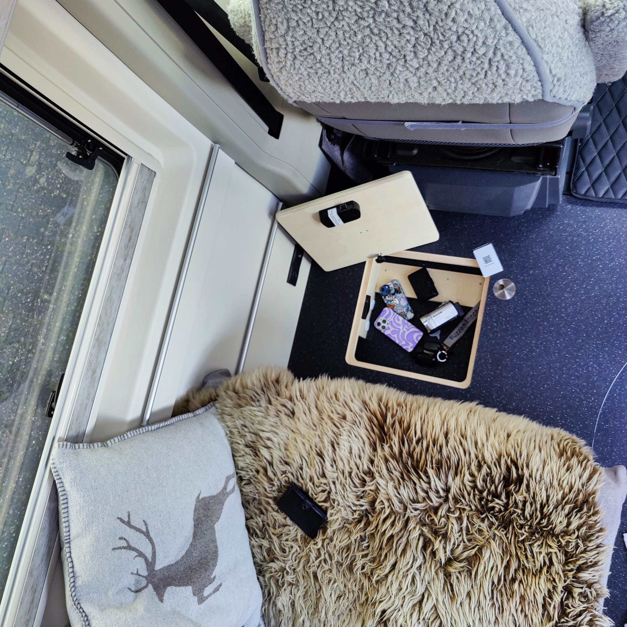 Locking system for the floor flap in the motorhome