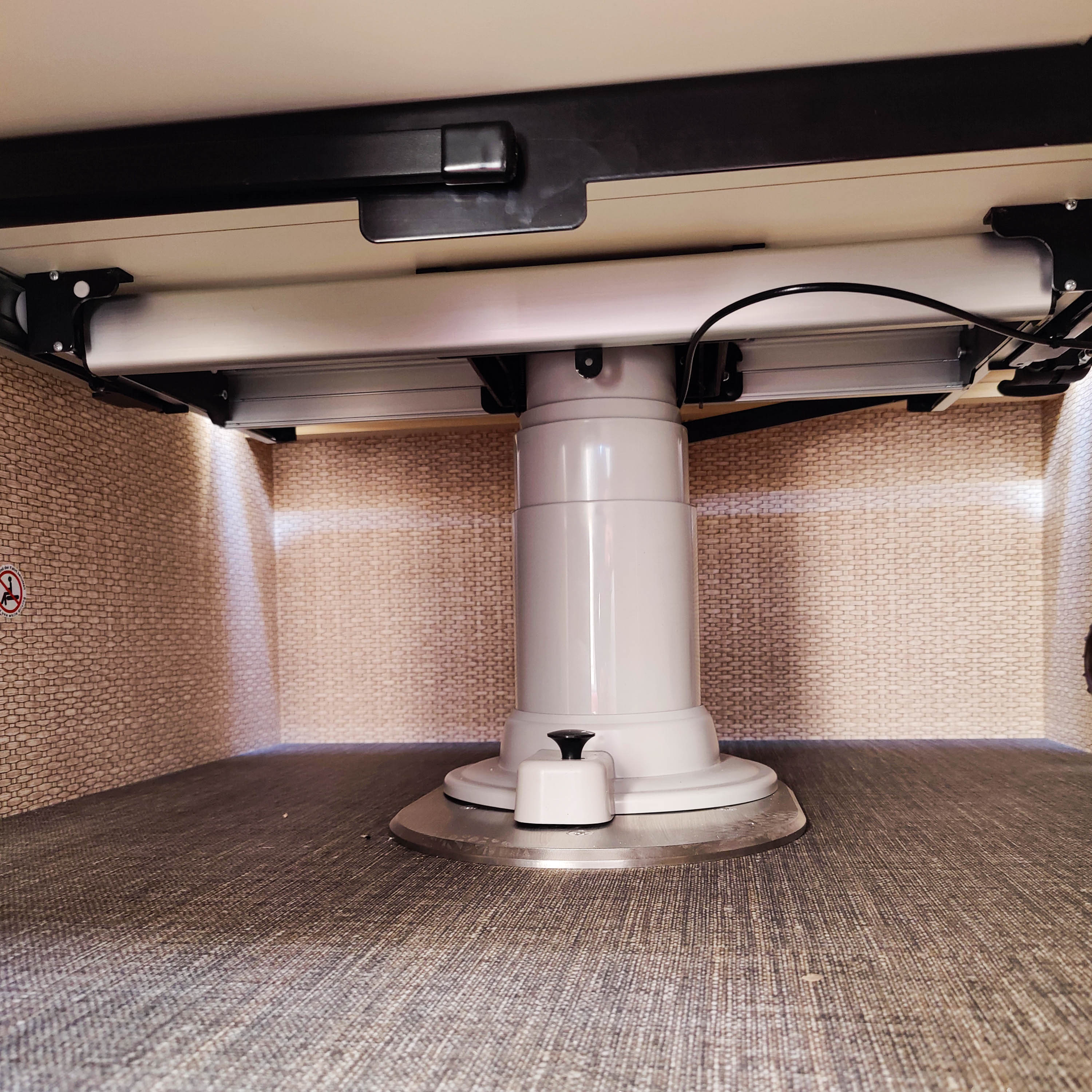 Nuova Mapa table frame including height-adjustable column for folding table tops