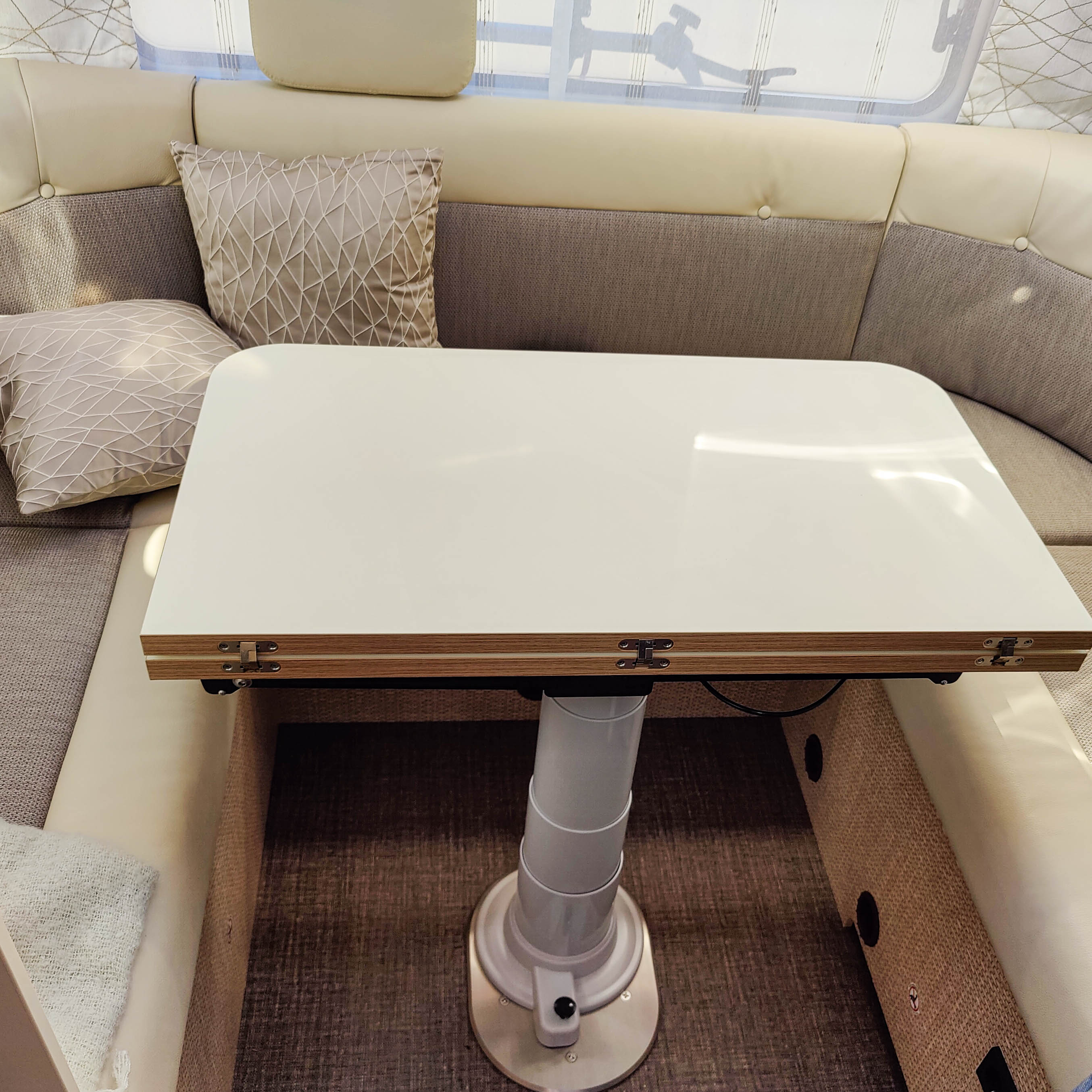 Nuova Mapa table frame including height-adjustable column for folding table tops