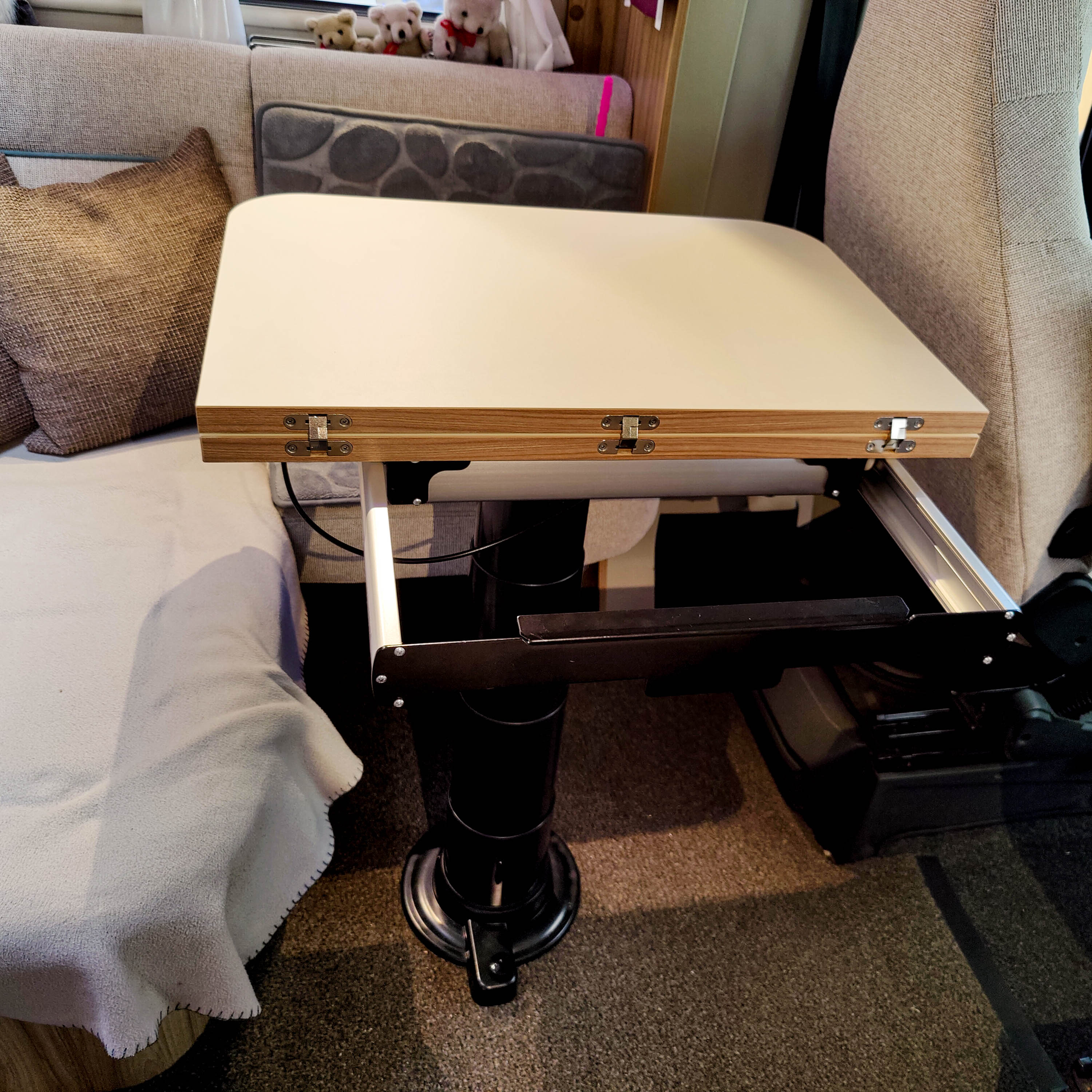 Nuova Mapa table frame including height-adjustable column for folding table tops