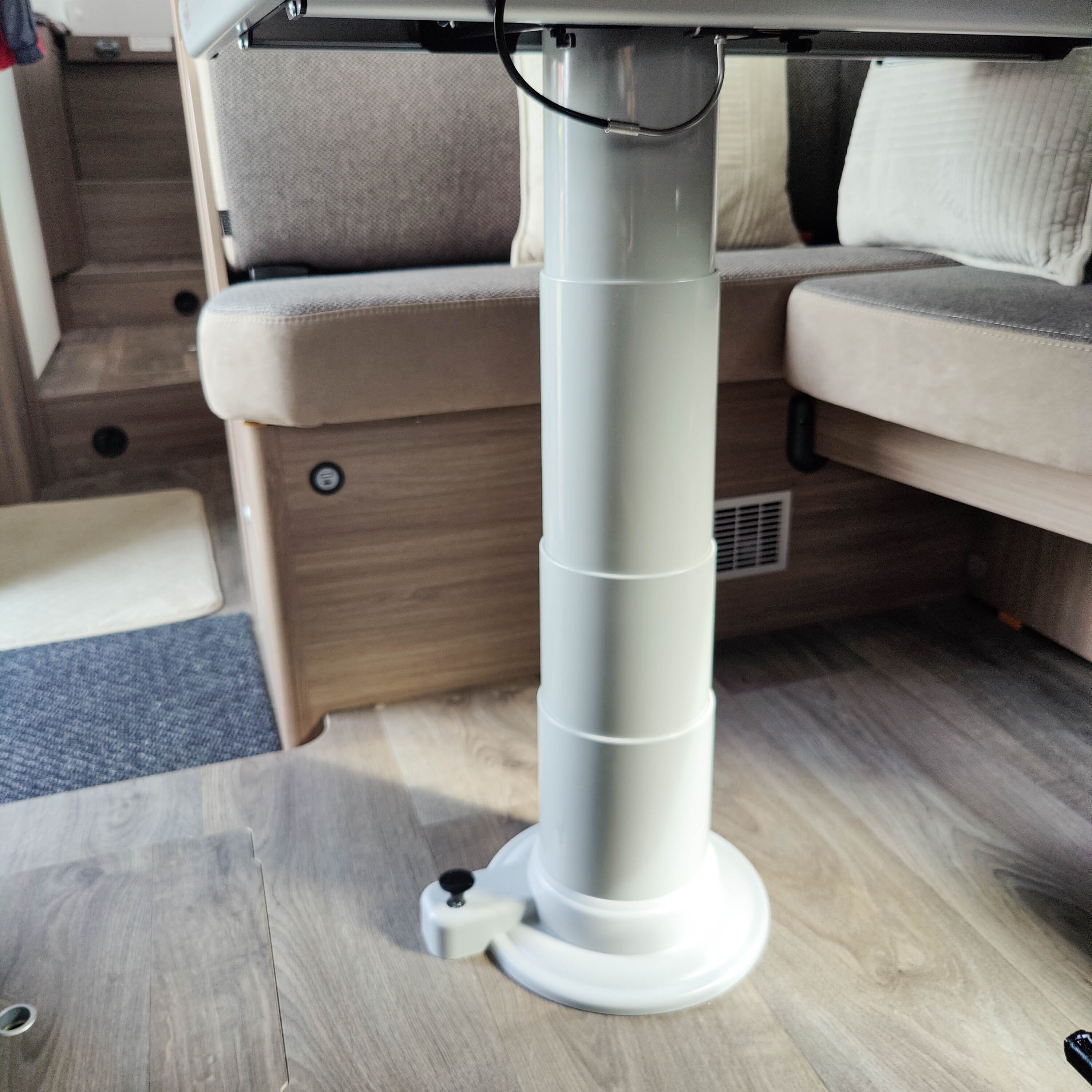 Nuova Mapa table frame including height-adjustable column for classic table tops