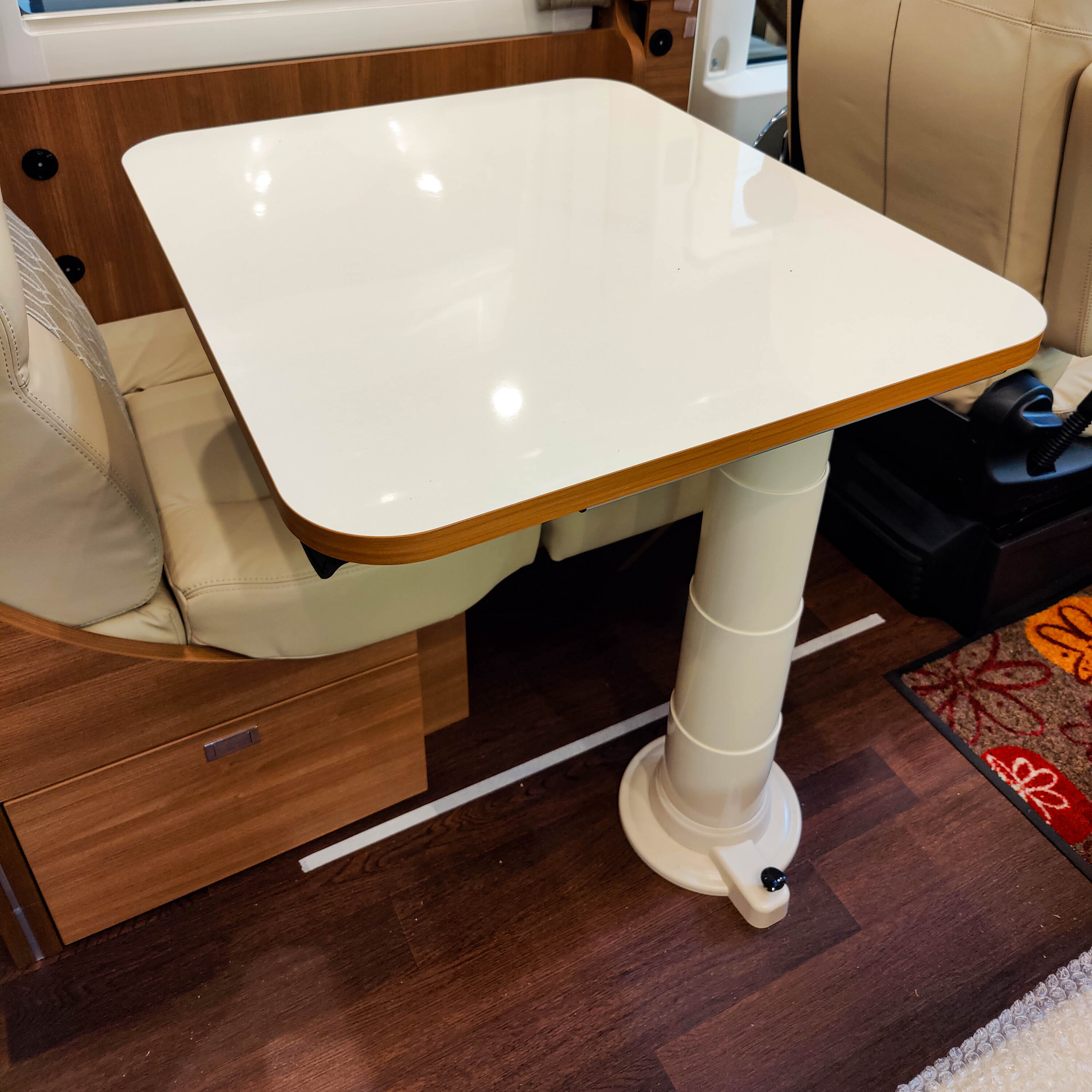 Nuova Mapa table frame including height-adjustable column for classic table tops