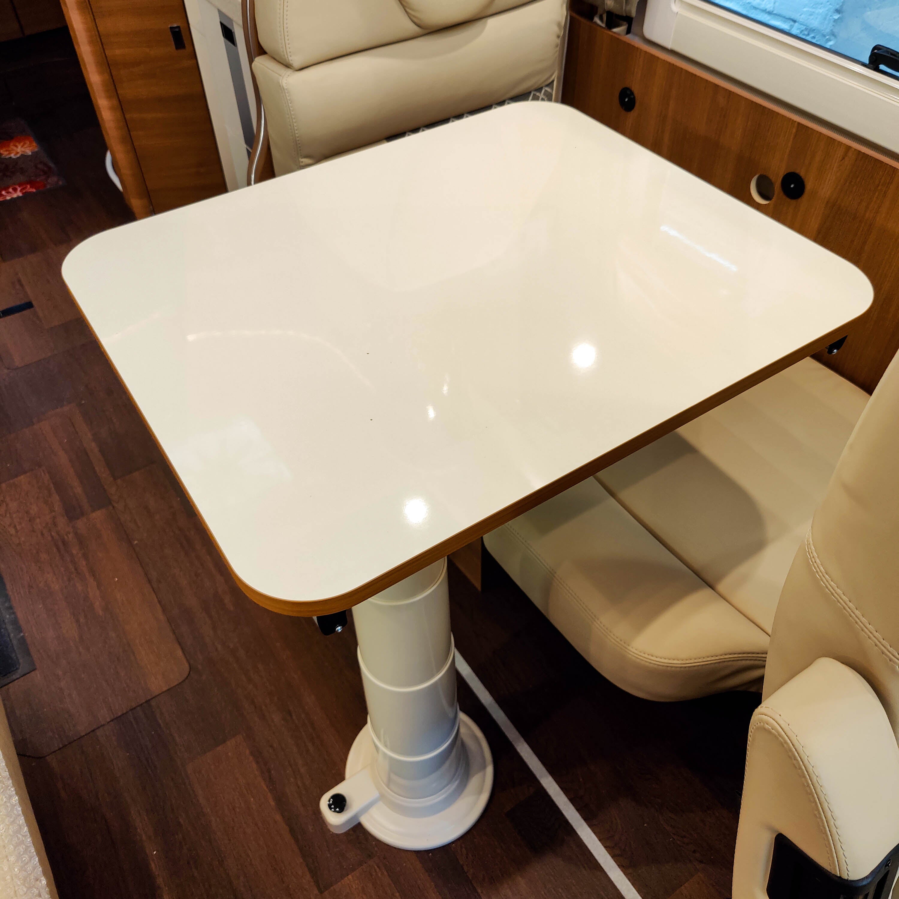 Nuova Mapa table frame including height-adjustable column for classic table tops