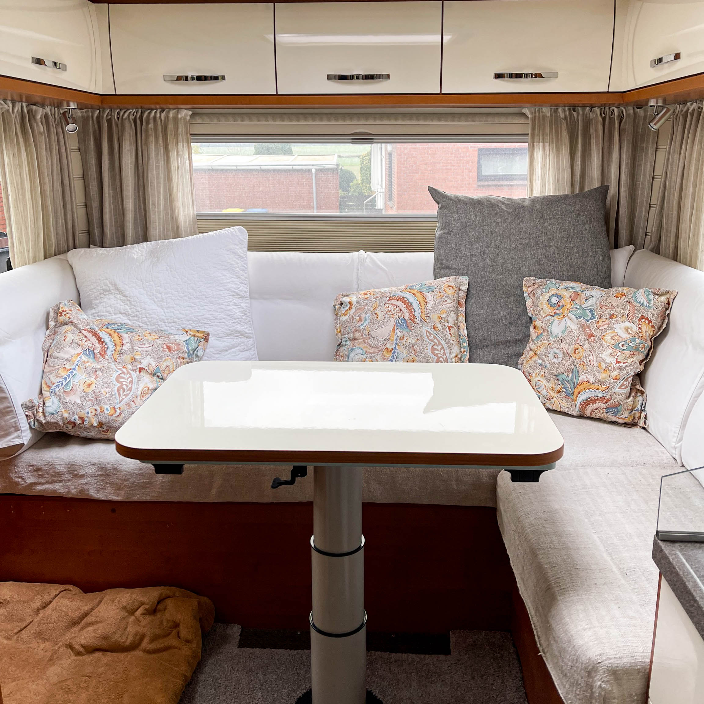 Freely configurable table top for motorhomes, caravans, campers
