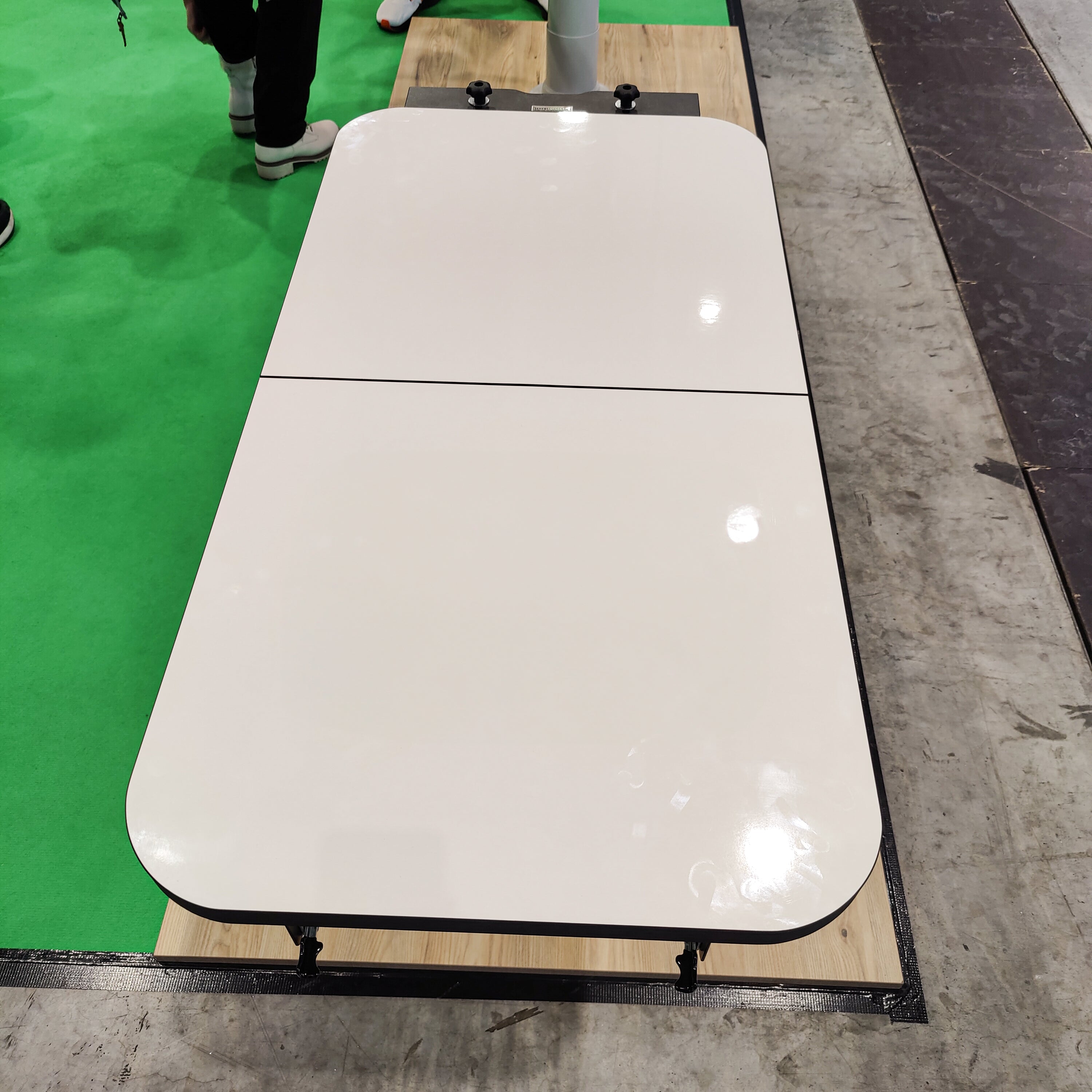 Floating table for panel vans and campervans