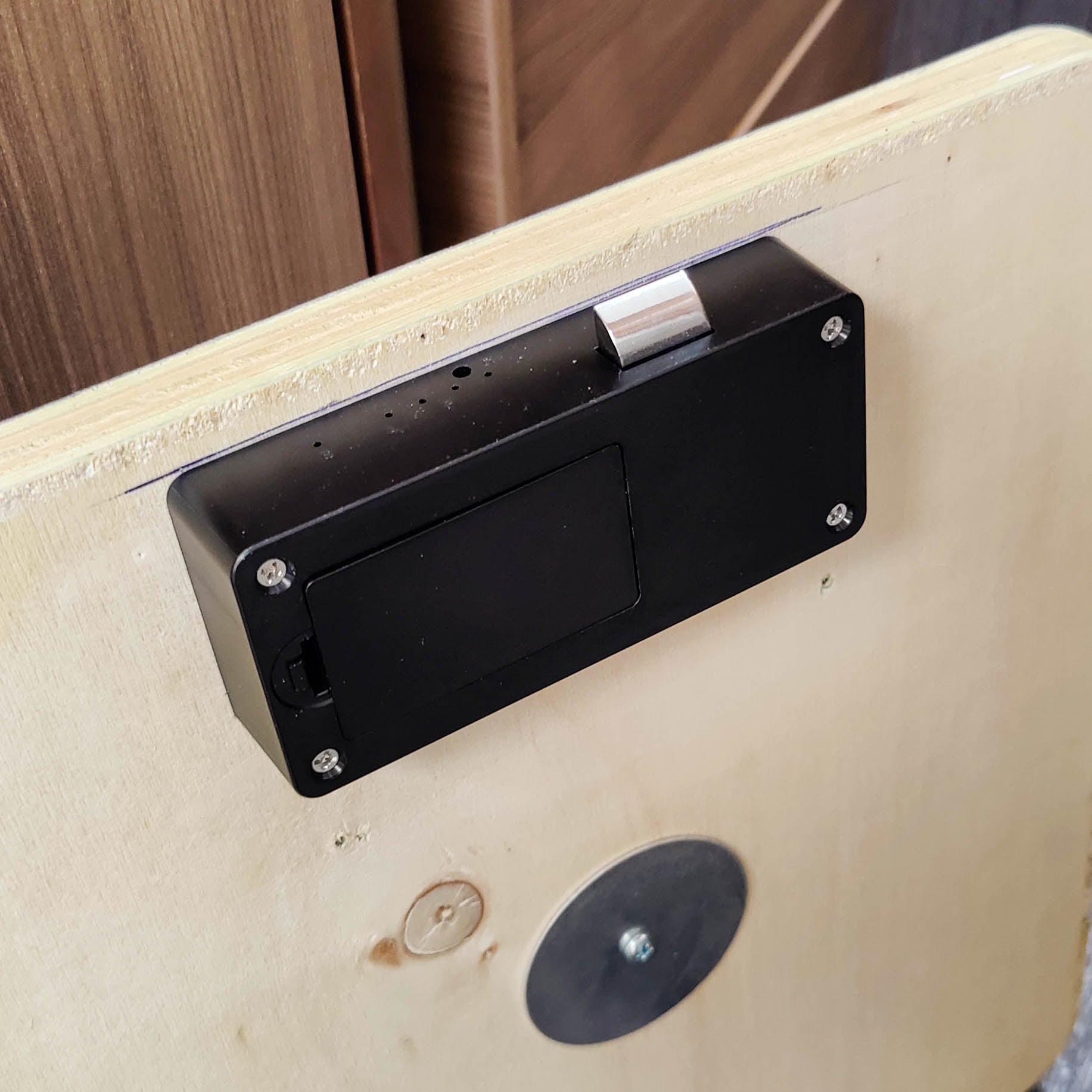 Locking system for the floor flap in the motorhome